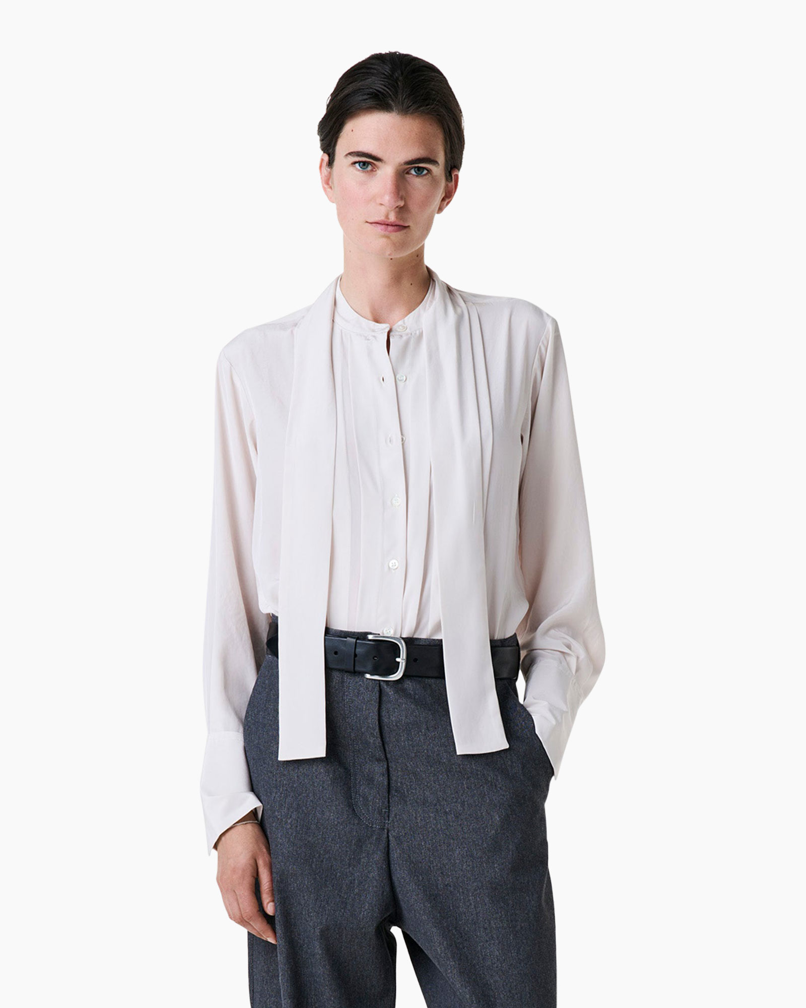 blouse, witte blouse, lange mouwen, vlechtknoop/strik??, donkere broek