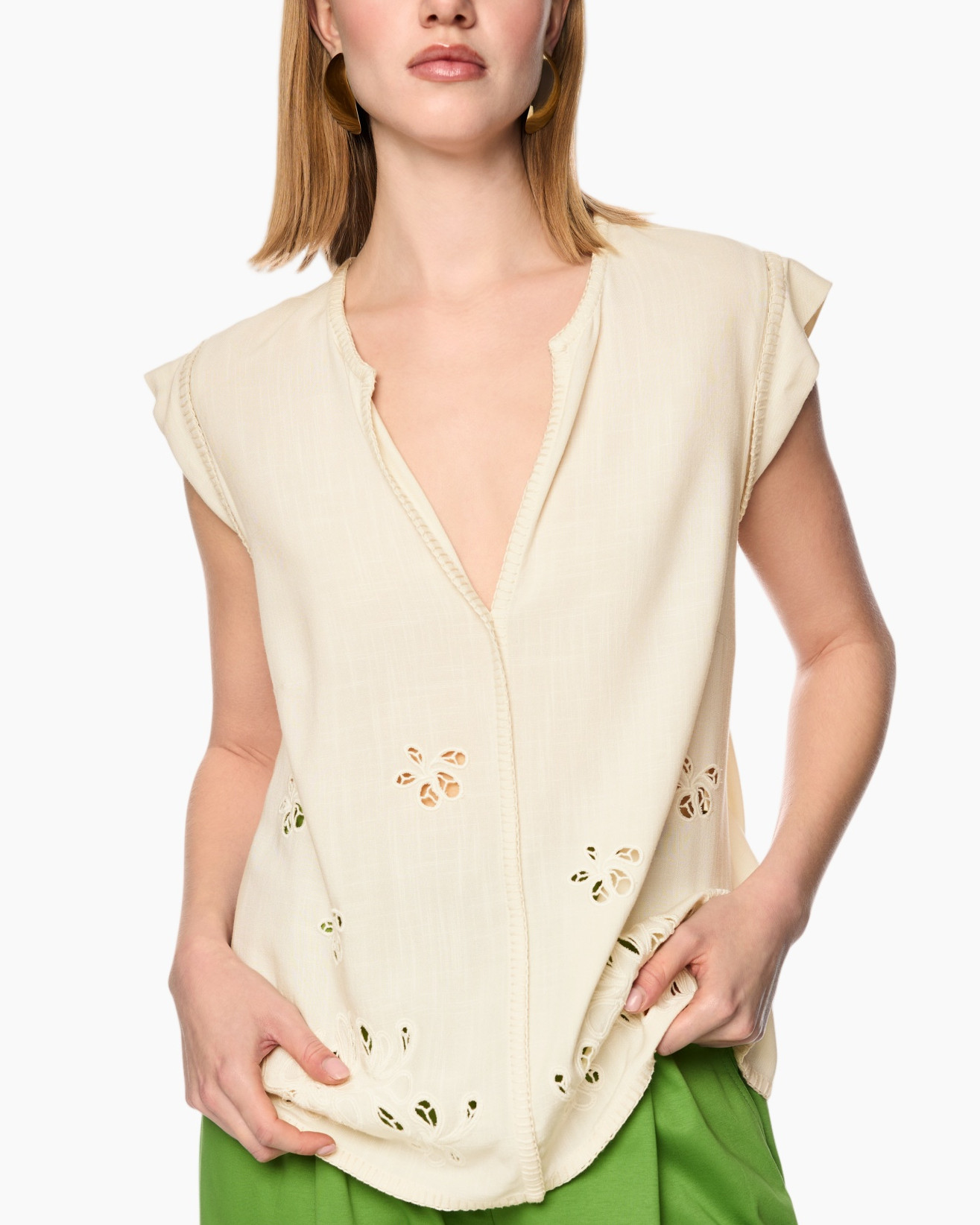 beigee top, mouwloos, v-hals, gatjespatroon, zachte stof