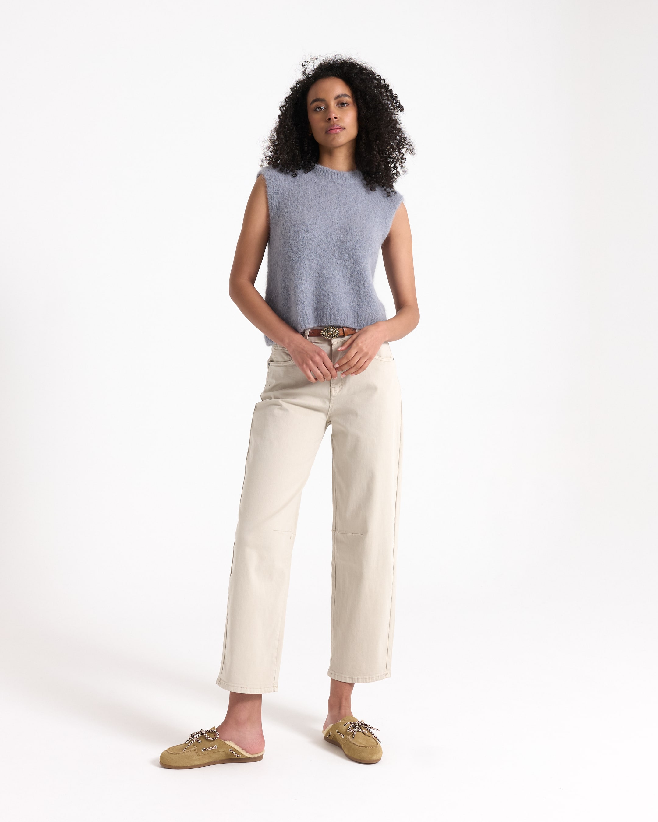 mouwloos wollen top, breiselaar top, blauw, tanktop, casual outfit, mouwloze gebreide top, blauwe top, tanktop, beige broek, mocassin schoenen