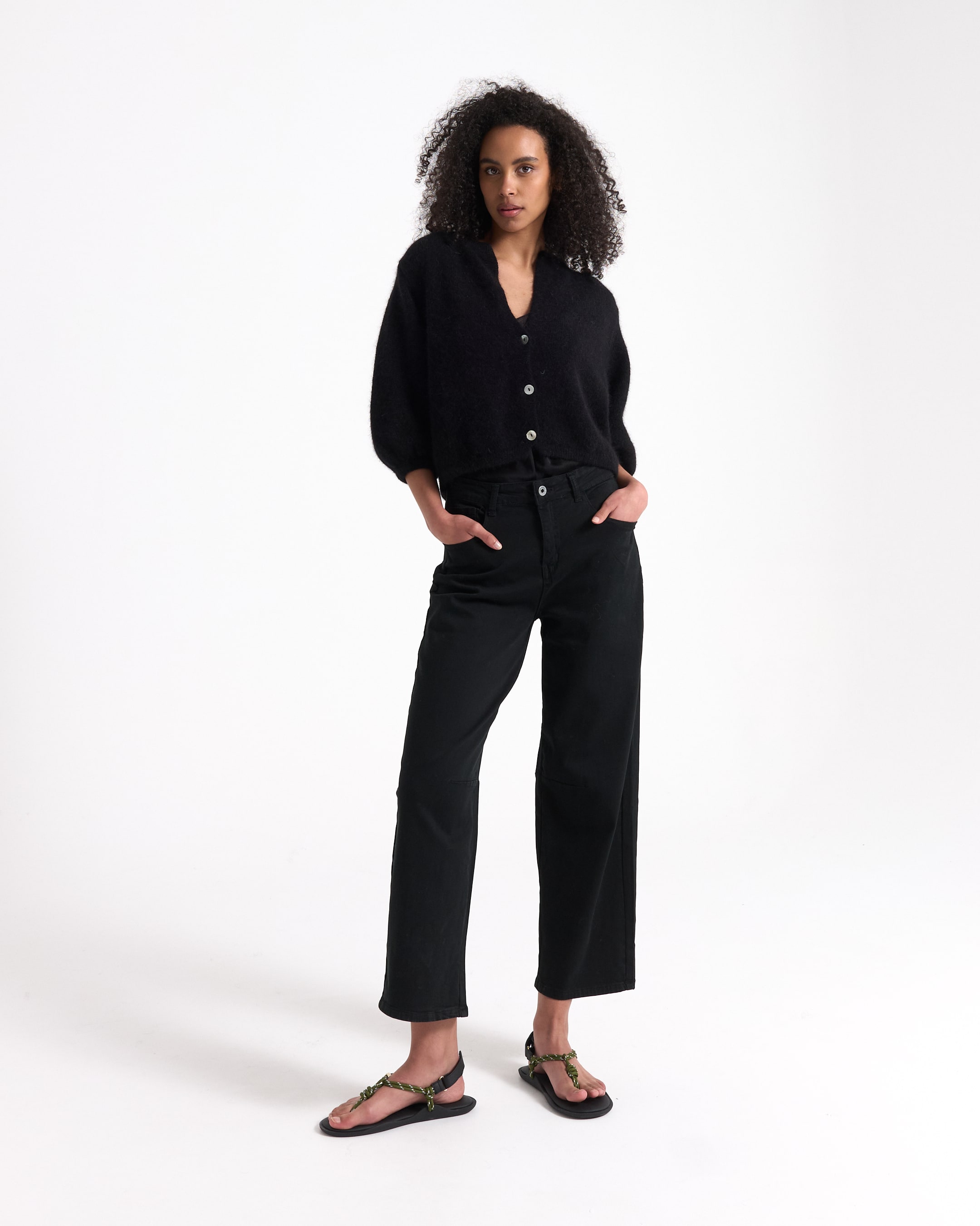 zwart vest, knopenbroek, losse pasvorm, zwarte broek, sandaaltjes