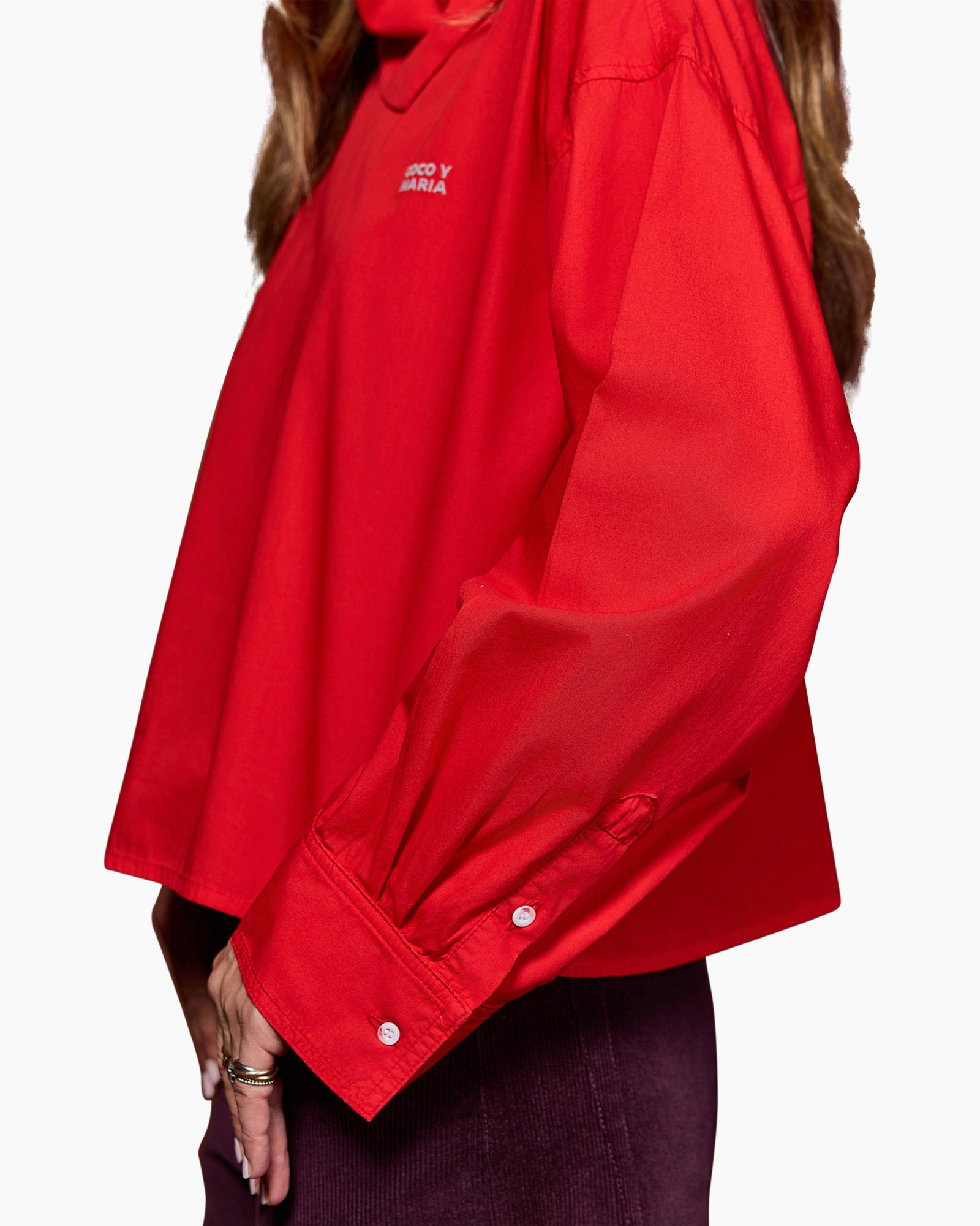 rode blouse, oversized shirt, lange mouw, knopmanchet, katoenen stof