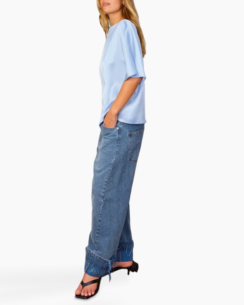 top, lichtblauw, korte mouw, wijdlopende jeans, denim jeans