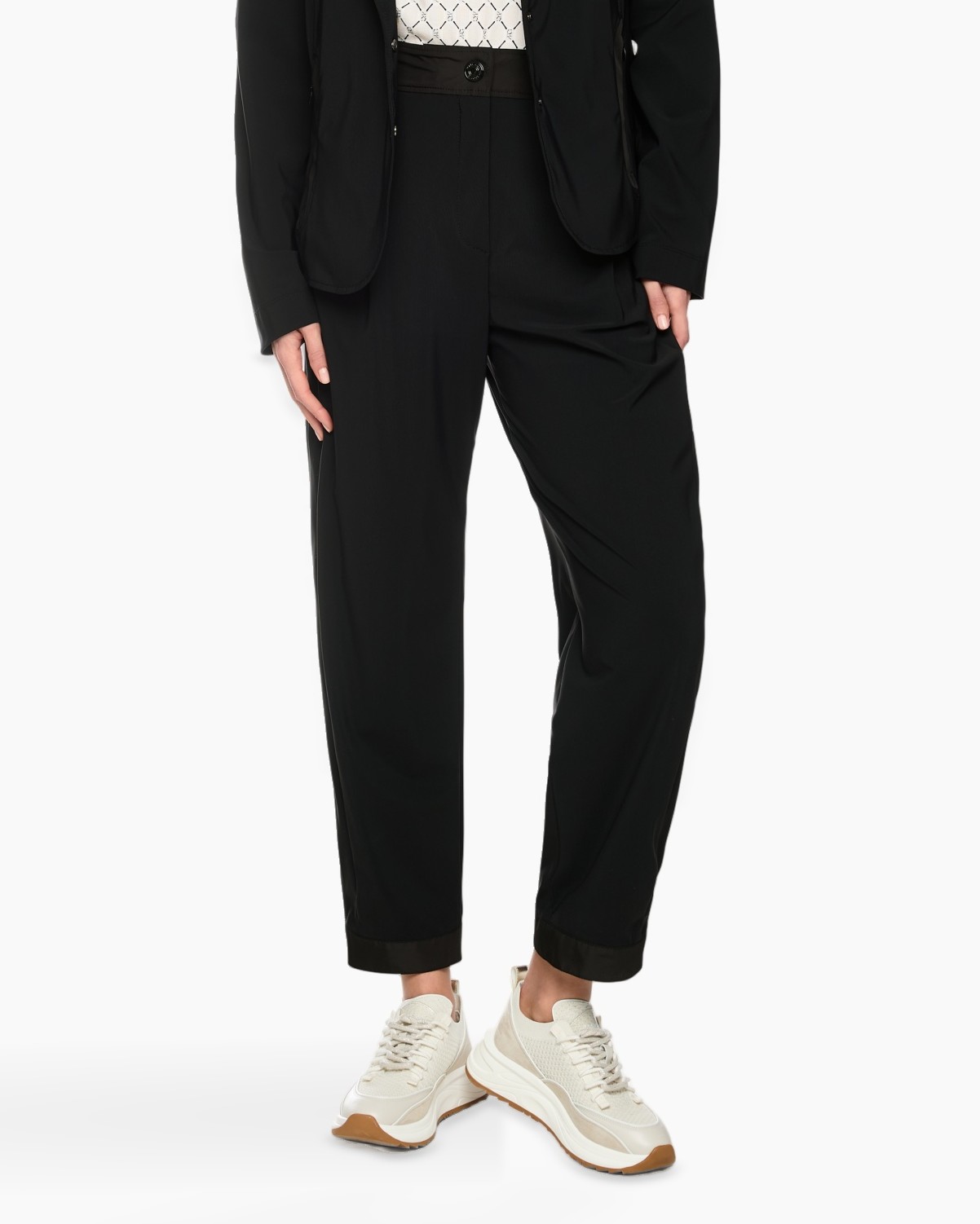broek, zwart, broekspijpen, enkellengte, casual sneakers