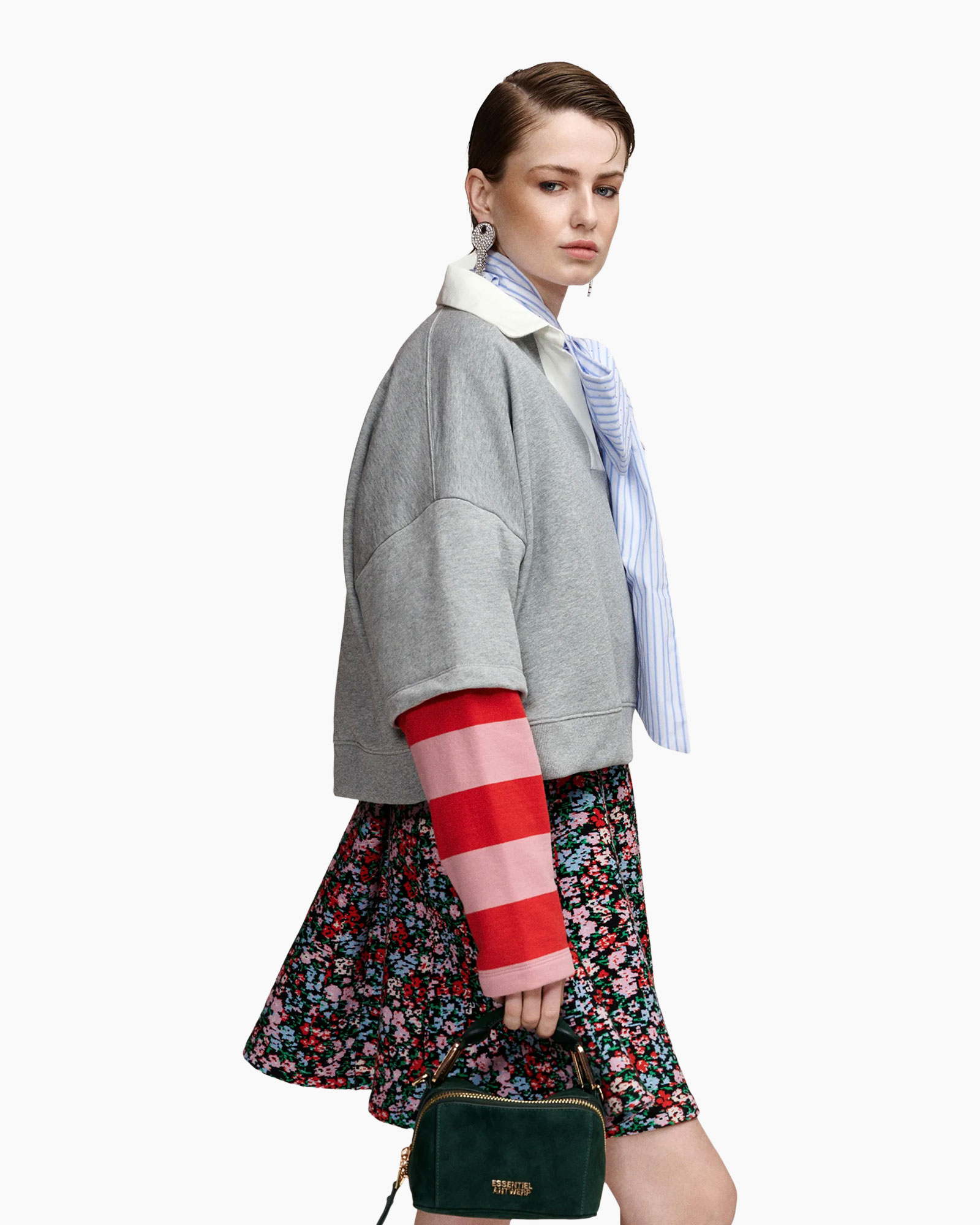 grijze sweatshirt, oversized, gestreepte mouw, bloemenrok, handtas