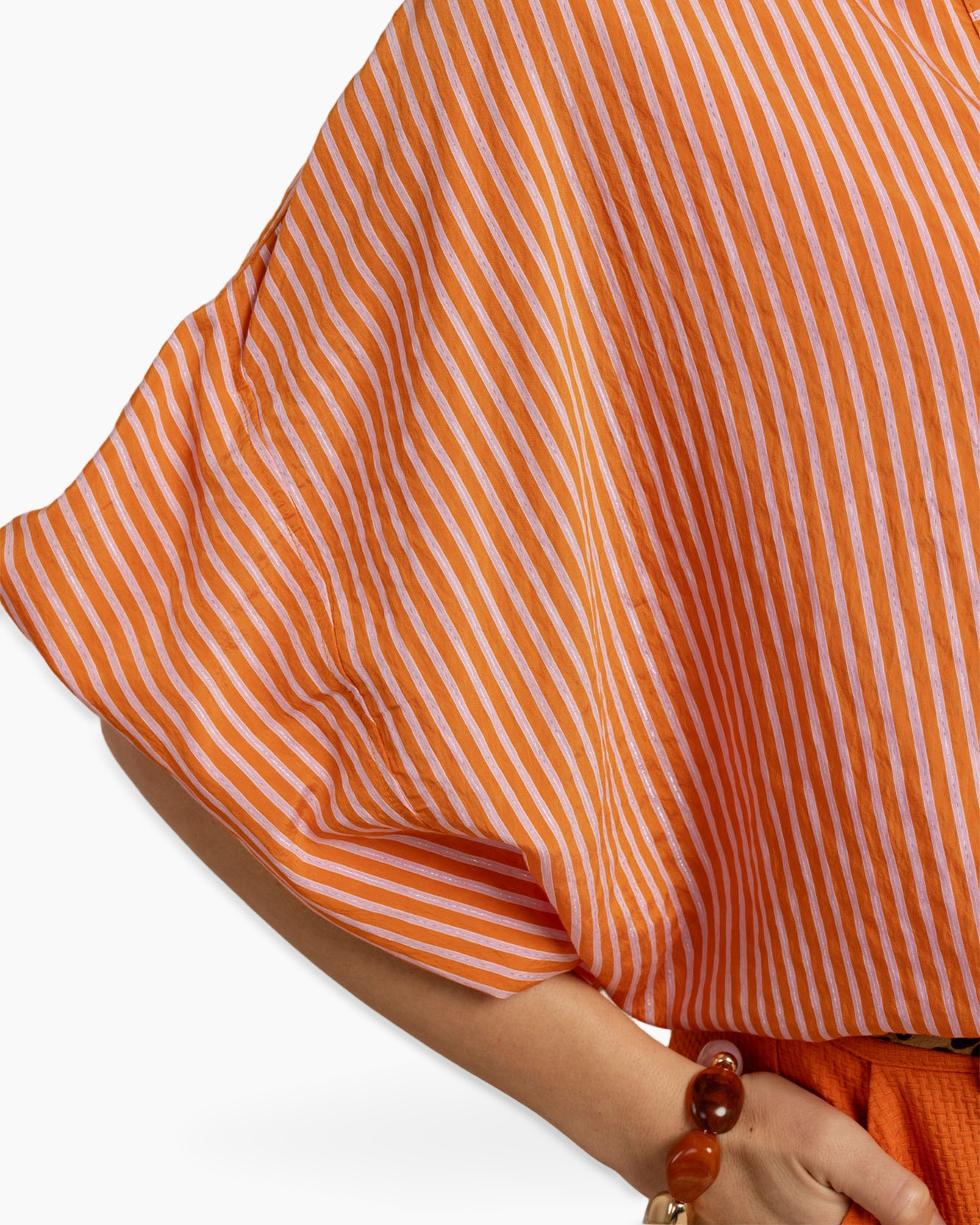 hemd met strepen, oranje strepen, oranje shirt, korte mouw, sieraad armband