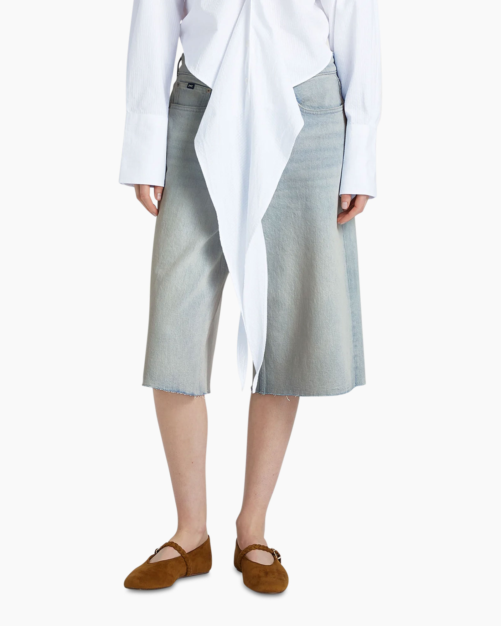 spijker shorts, knee-length, lichte wassing, gerafelde zoom, bruine loafers