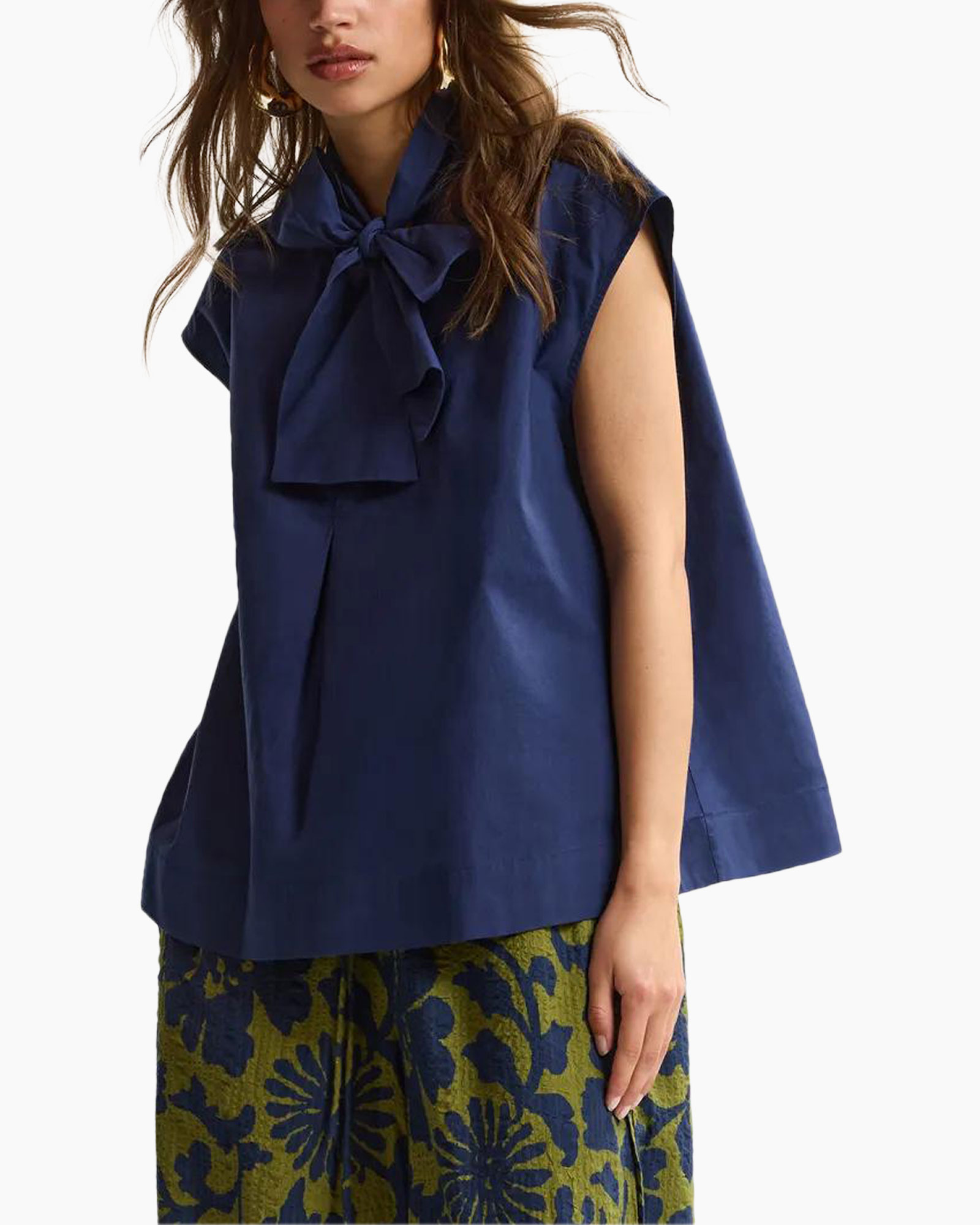 top, sleeveless, navy blue, bow tie, aloha style?