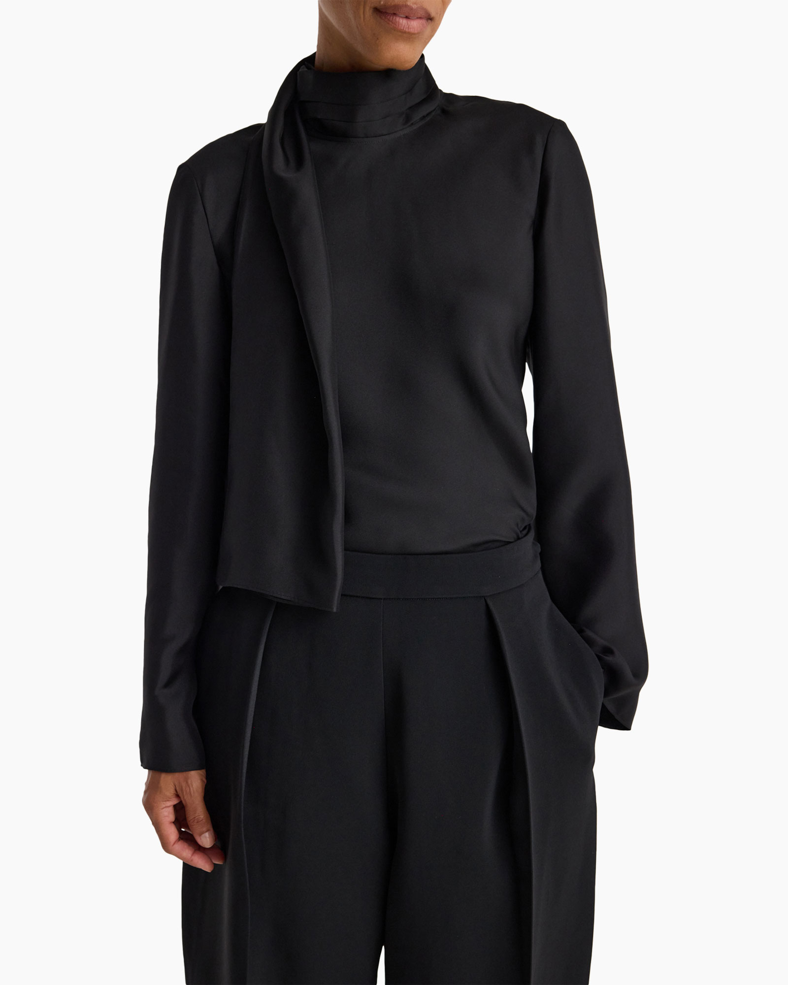 zwart, zijsbout, blouse, turtleneck, asymmetrische-sjaal
