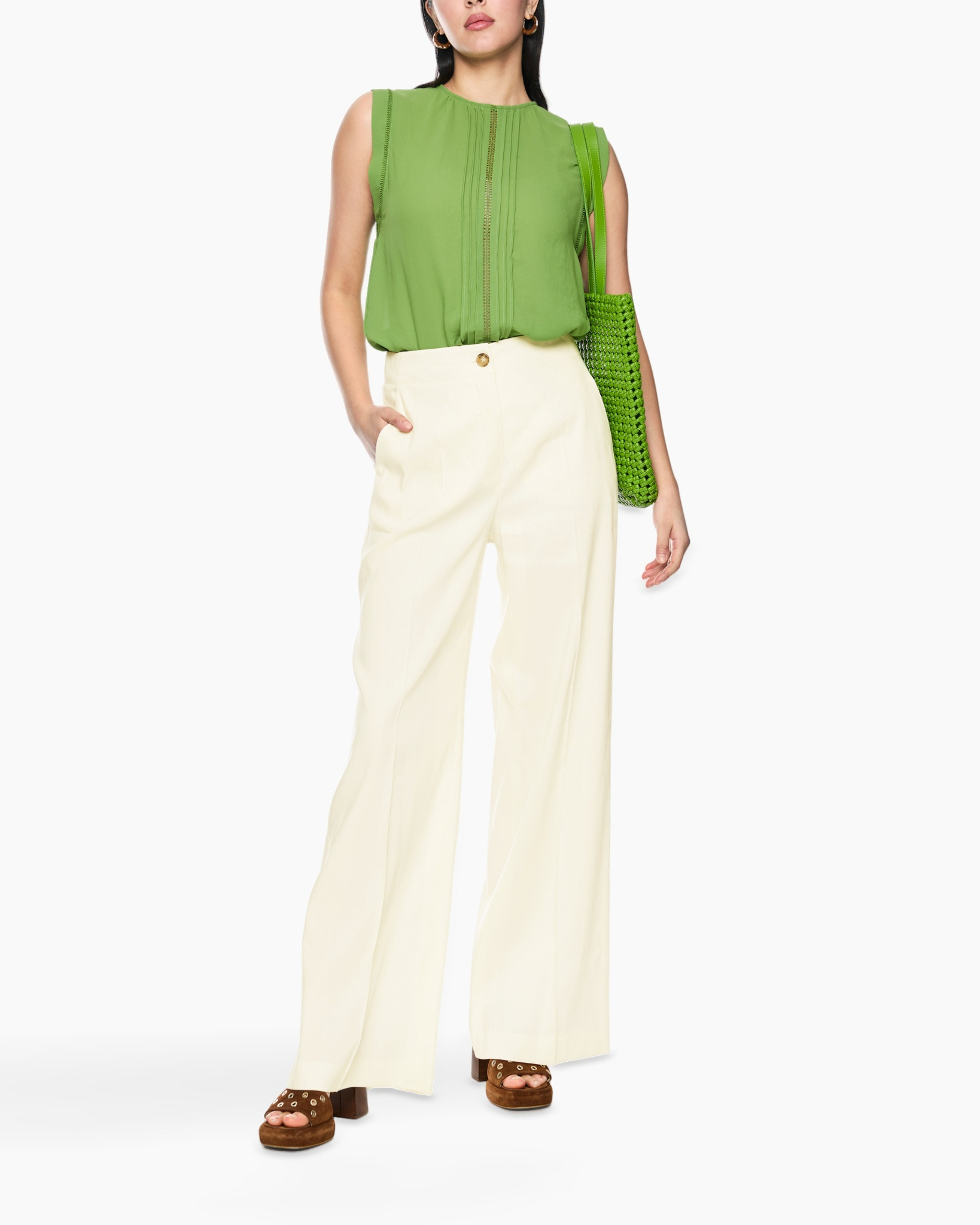 groene top, gelaagde blouse, wijd uitlopende broek, crème kleur broek, tote tas