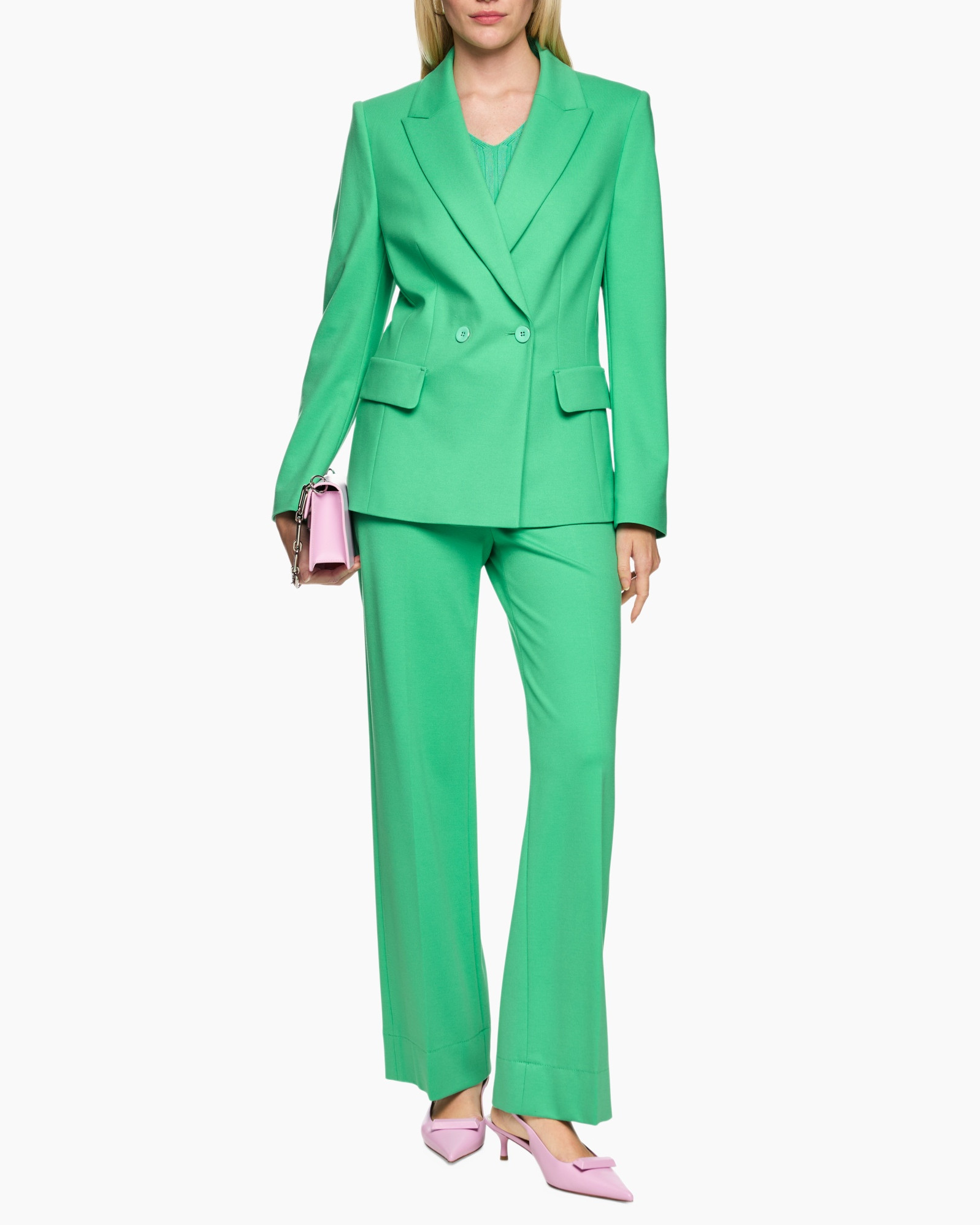 groene pak, double-breasted, blazer, wijdere broek, roze accessoires