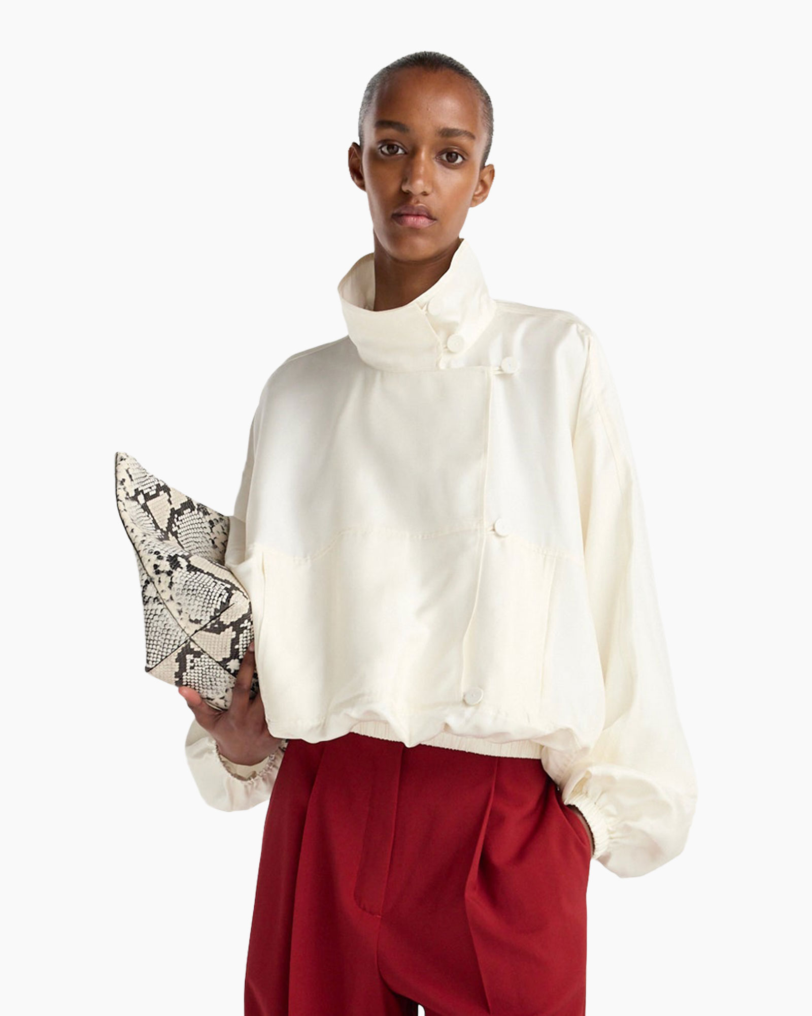 witte jas, hoge kraag, knopsluiting, zakken, rode broek