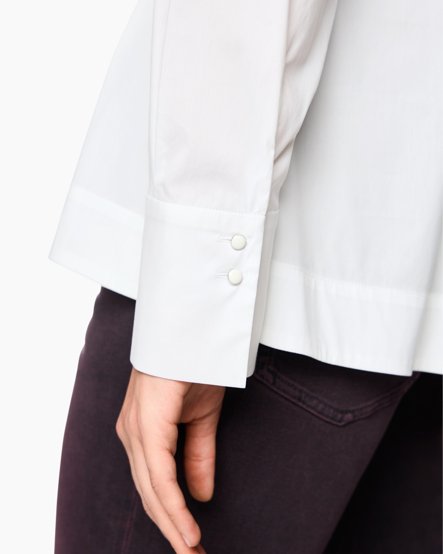 witte blouse, mouwknoop?, dubbele knopen, lange mouw, katoenen stof