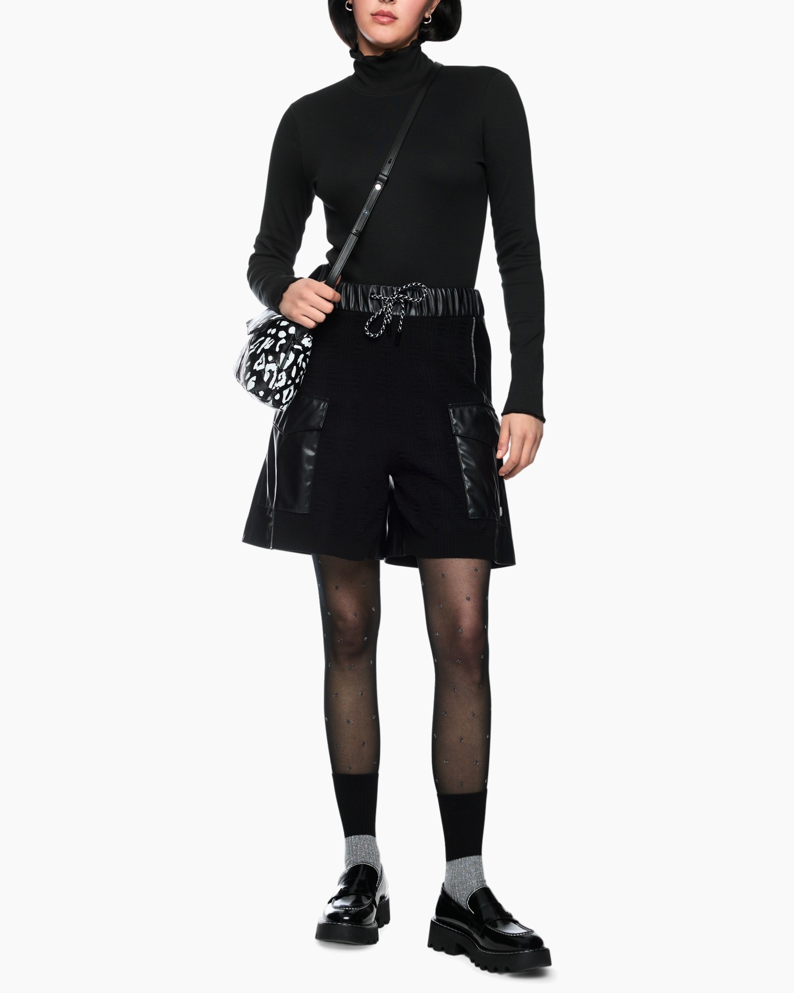 rolkast, breit, korte broek, zakken, panty