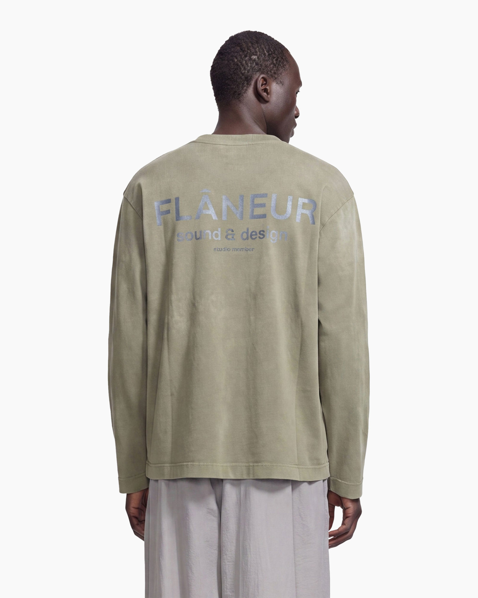 lange mouwen, olijfkleurig, longsleeve, minimalistisch, logo, langer mouw t-shirt, olijf groen, kraagloze nek, minimalistisch logo, unisex