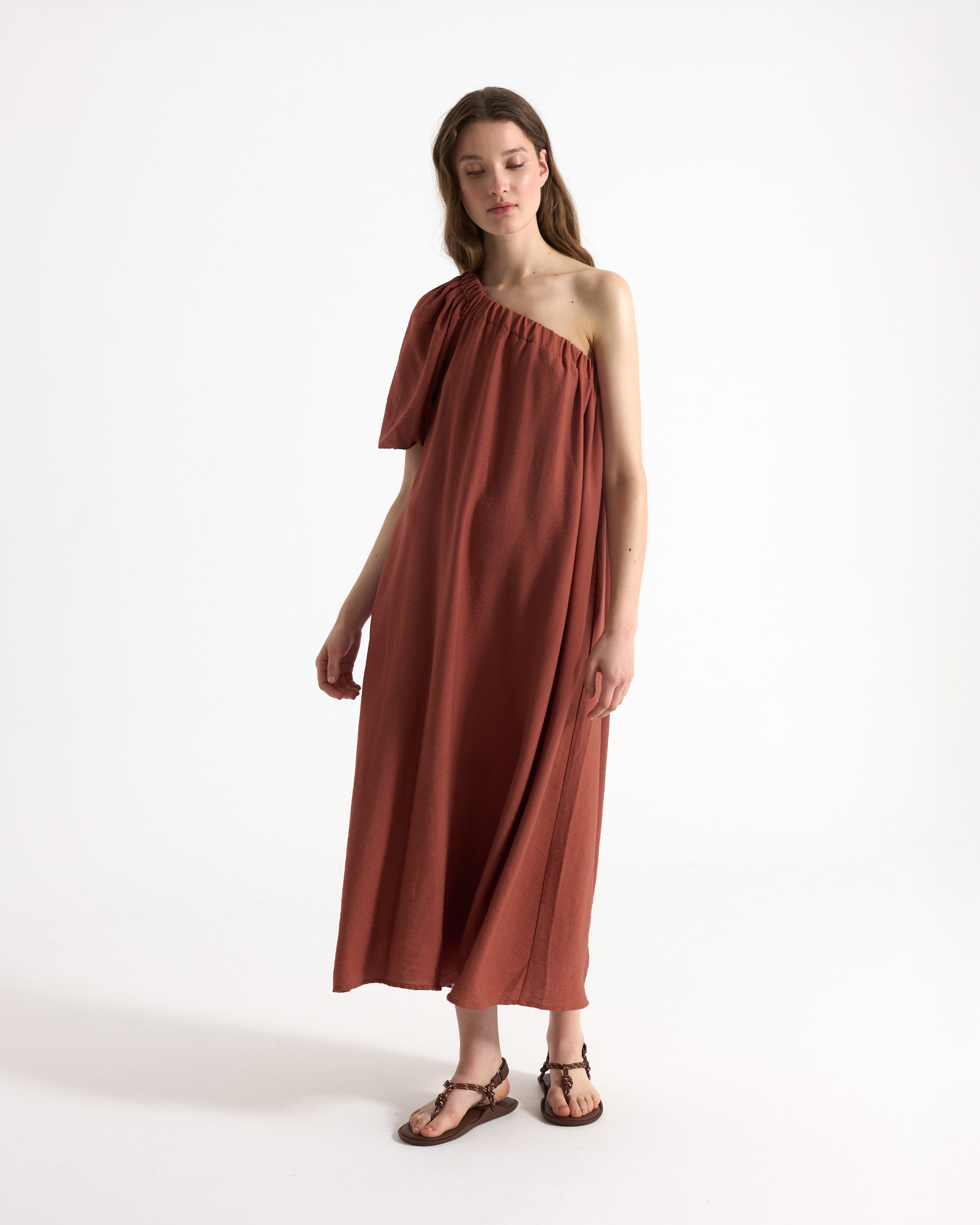 een-schouder, maxi-jurk, rood-bruin, linnen, sandalen