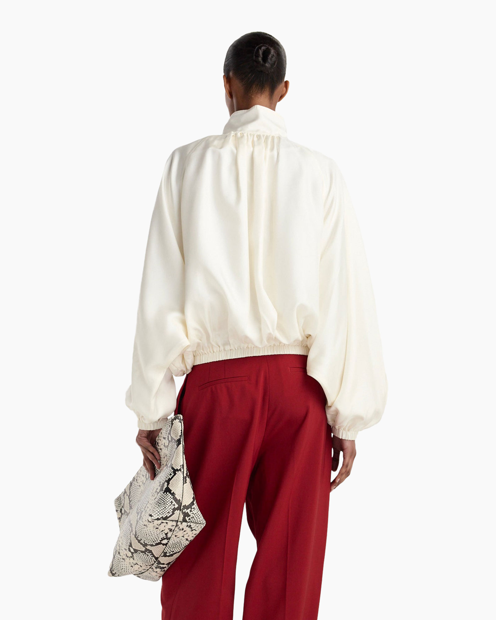 witte jas, hoge kraag, knopsluiting, zakken, rode broek
