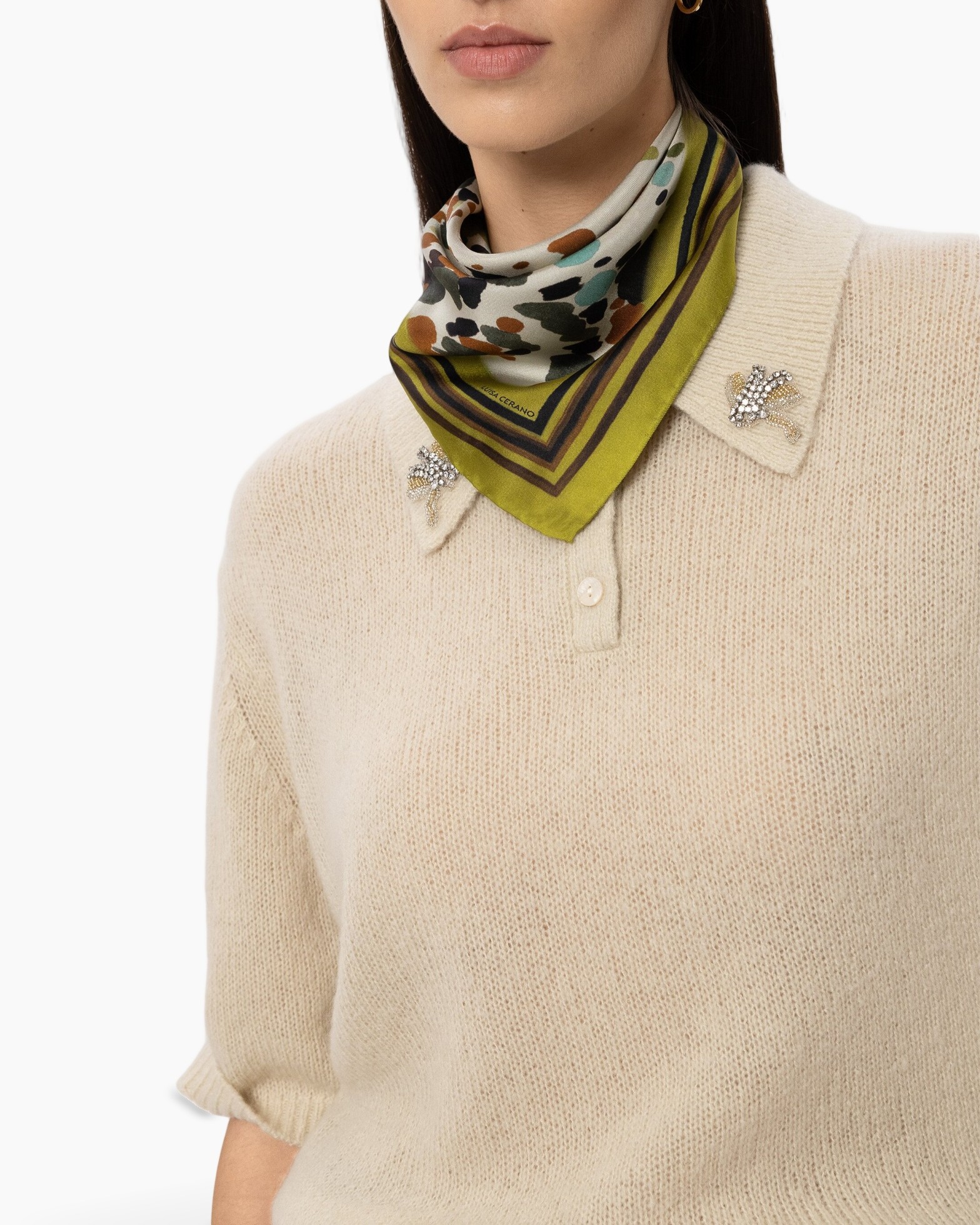 beige trui, brei trui, sjaal, zijden sjaal, broche, parelbroche, luipaardprint sjaal