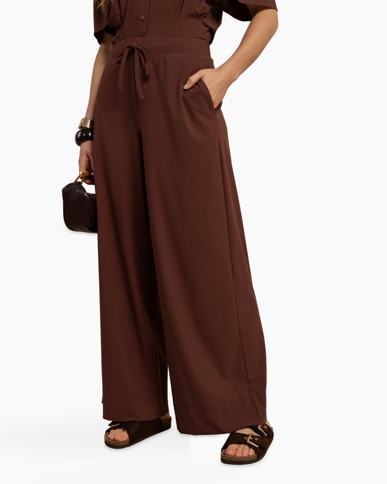 broek met wijdere pijp, lange broek, bruin, touwceintuur, zakken