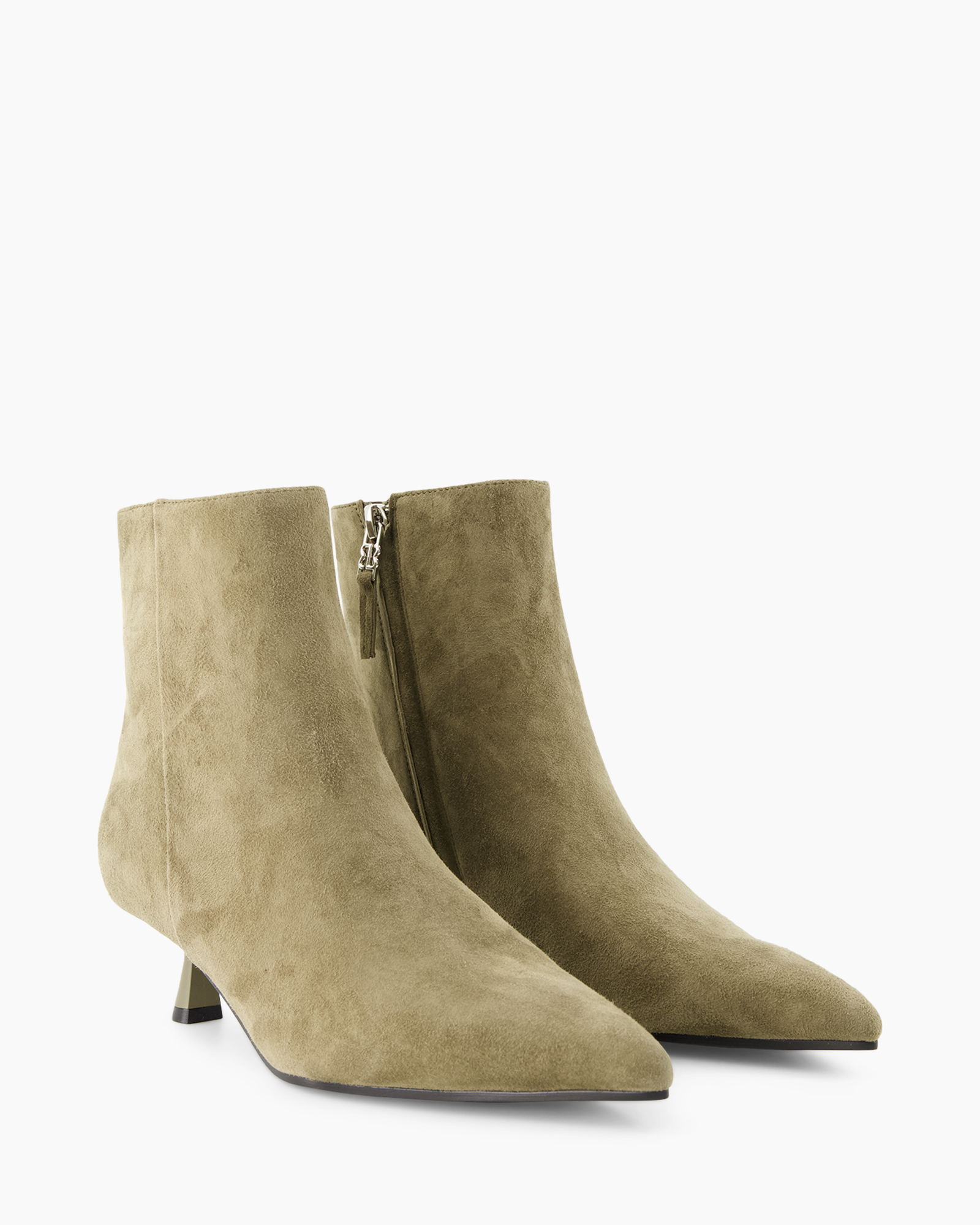 enkellaars, suède, beige, middellijn hak, sleehakboot
