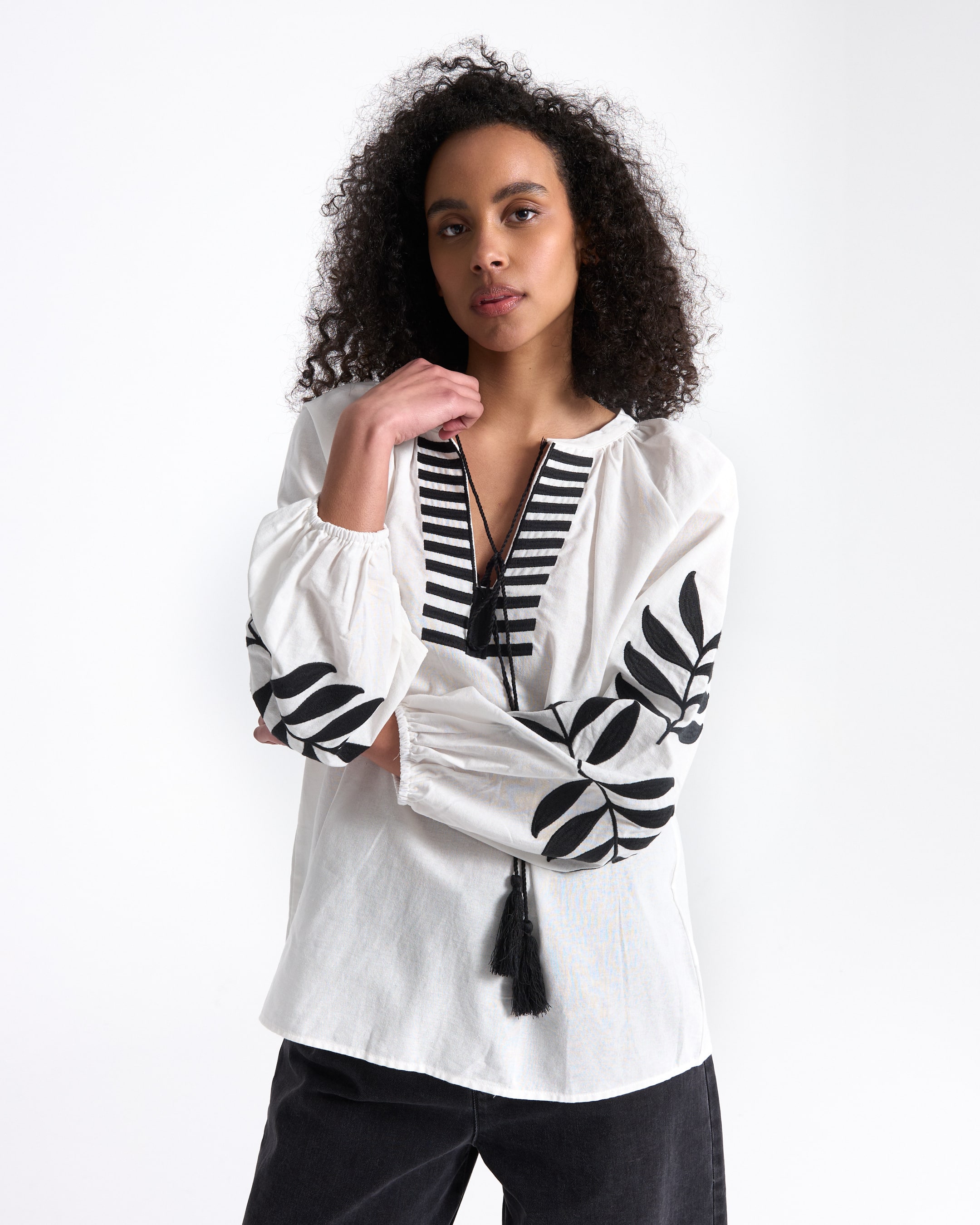 witte blouse, geborduurde mouwen, zwarte kwastjes, gestreepte halslijn, losse pasvorm