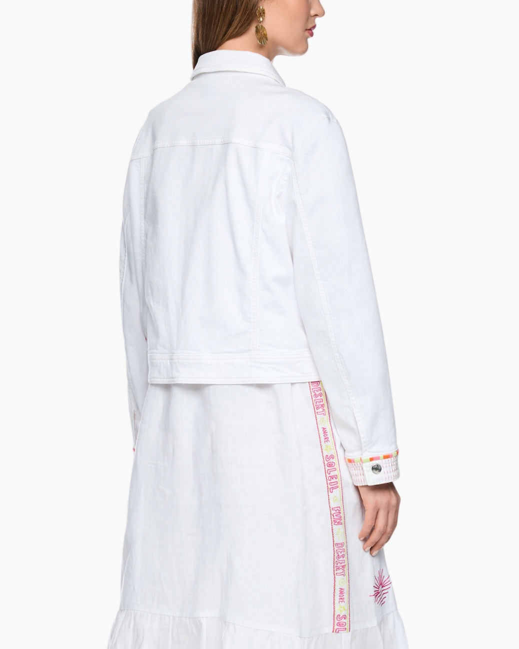 witte denim jas, knoopsluiting voorkant, zakflappen, versierde ribband, witte rok met borduursel