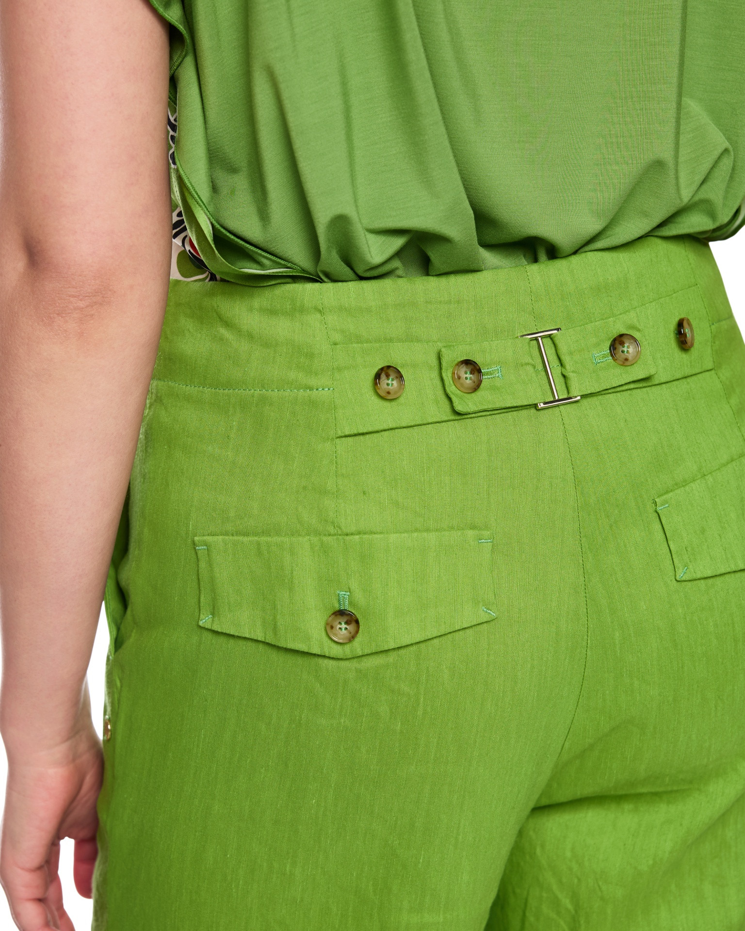 groene broek, riempje aan taille, knopen-detail, achterzak, linnenachtige stof