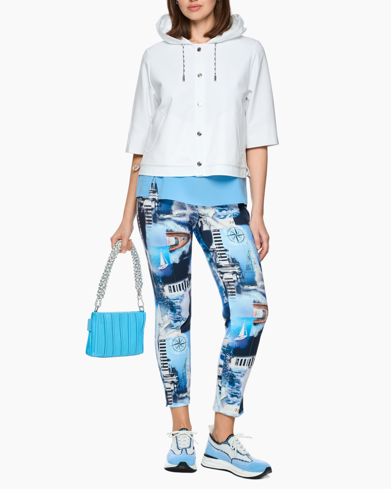 hoodie, jas, wit, blauwe printbroek, handtas