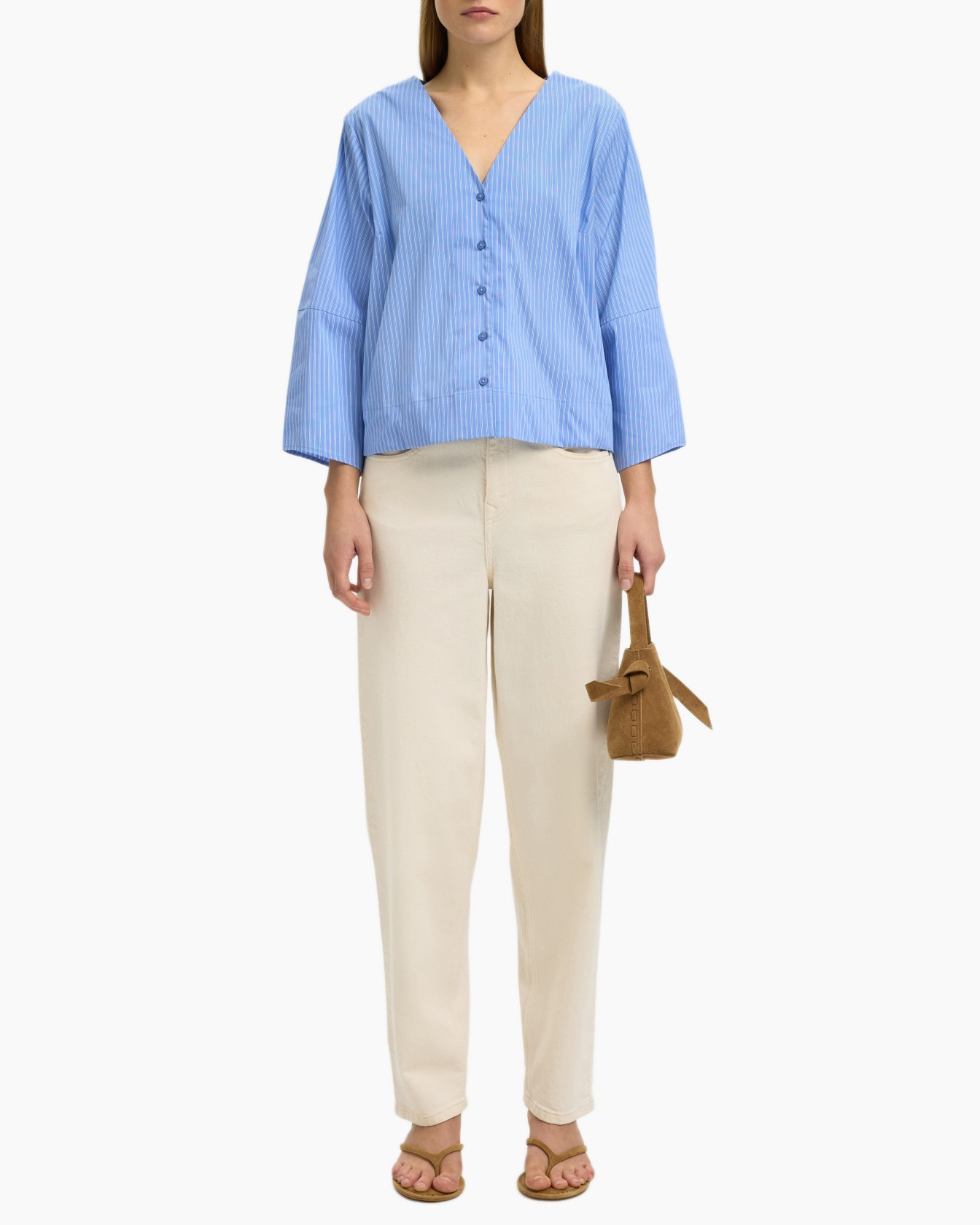 blauw gestreepte top, knopenblouse, lange mouwen, v-hals, beige broek