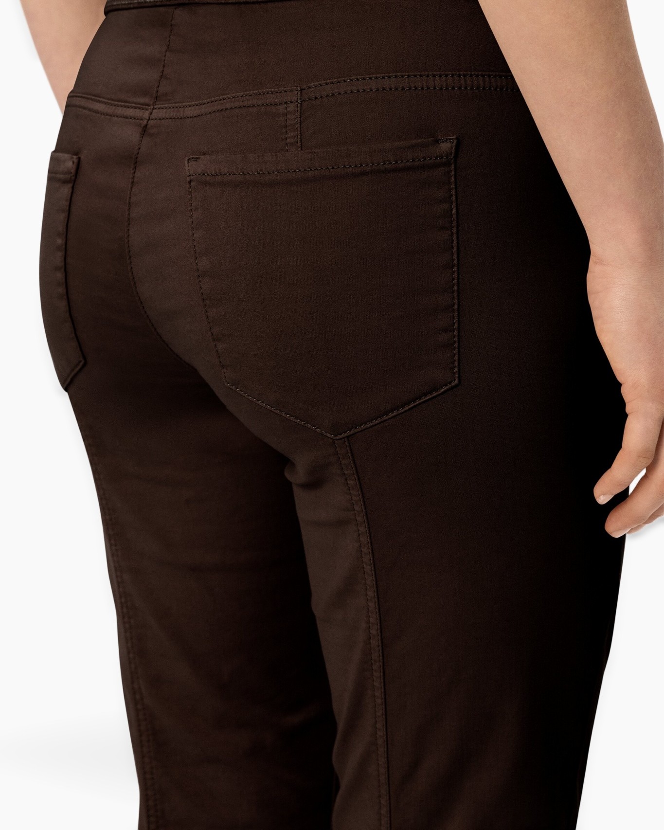 broek, achterzak, bruin, slank model, stikdetails