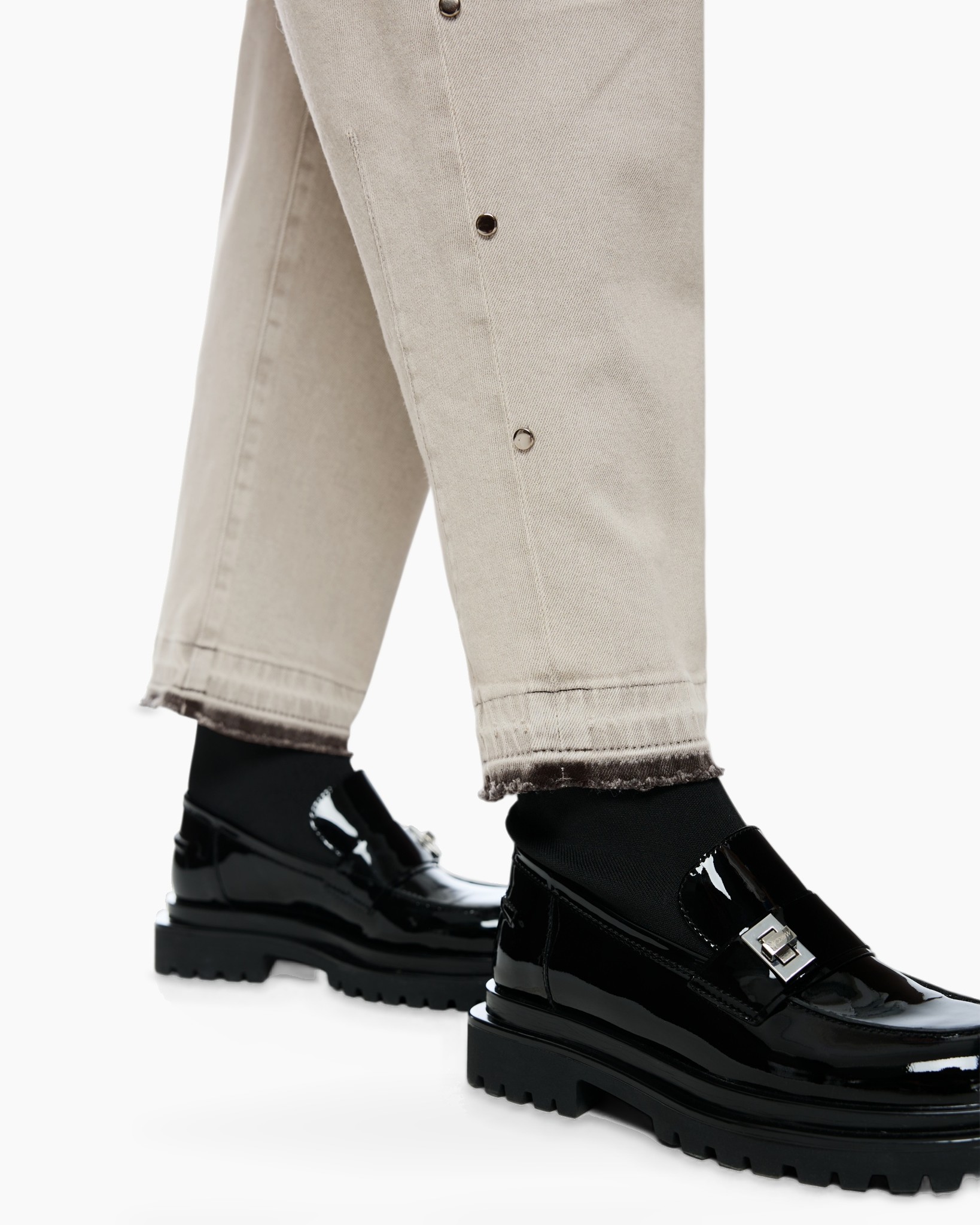 broek Beige, zijsplit, knopsluiting, getailleerde zoom, zwarte loafers