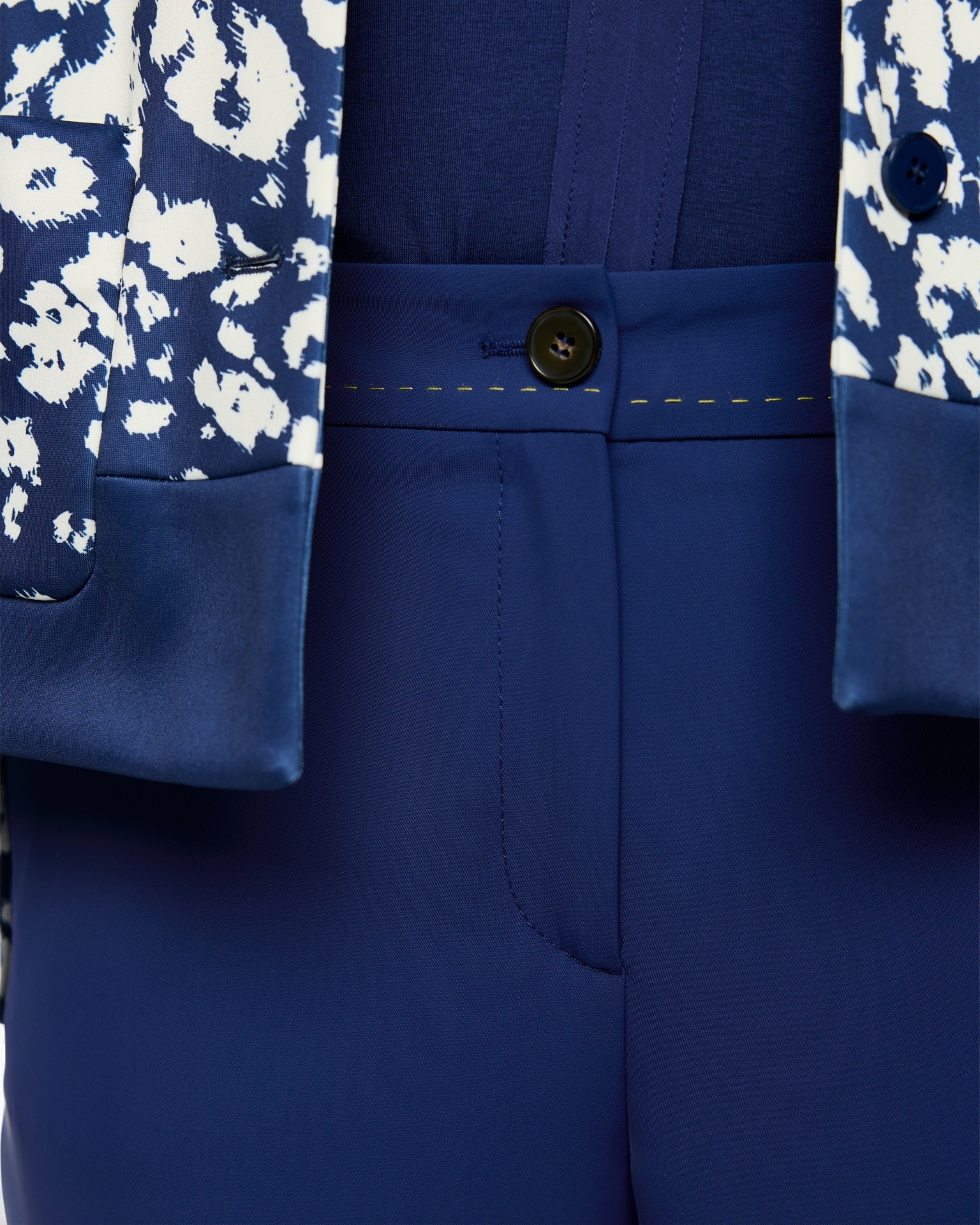 blauwe broek, hoog taille, knop, stiksels, stof