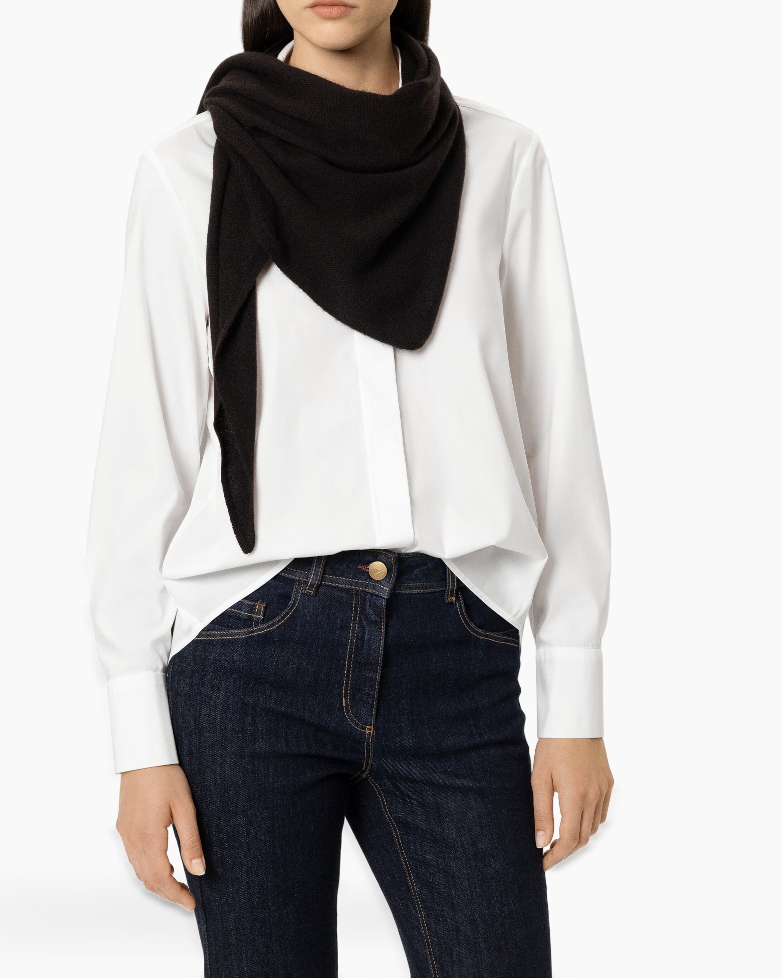 witte blouse, lange mouwen, gebreid/shirt button-down?, donkerblauwe jeans, sjaal accessoire
