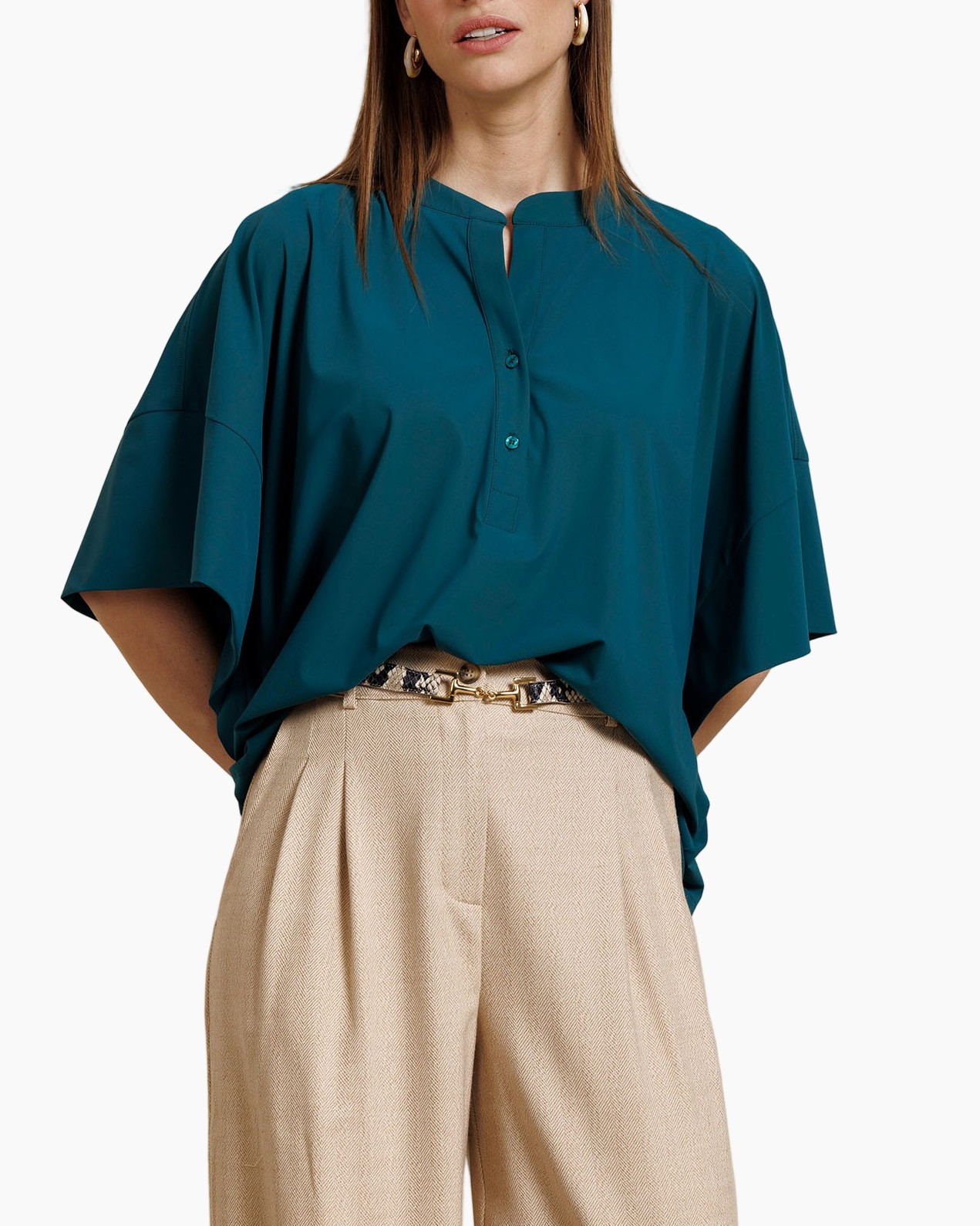 teal blouse, mouwen wijd top, henley placket, losvallende pasvorm, beige broek