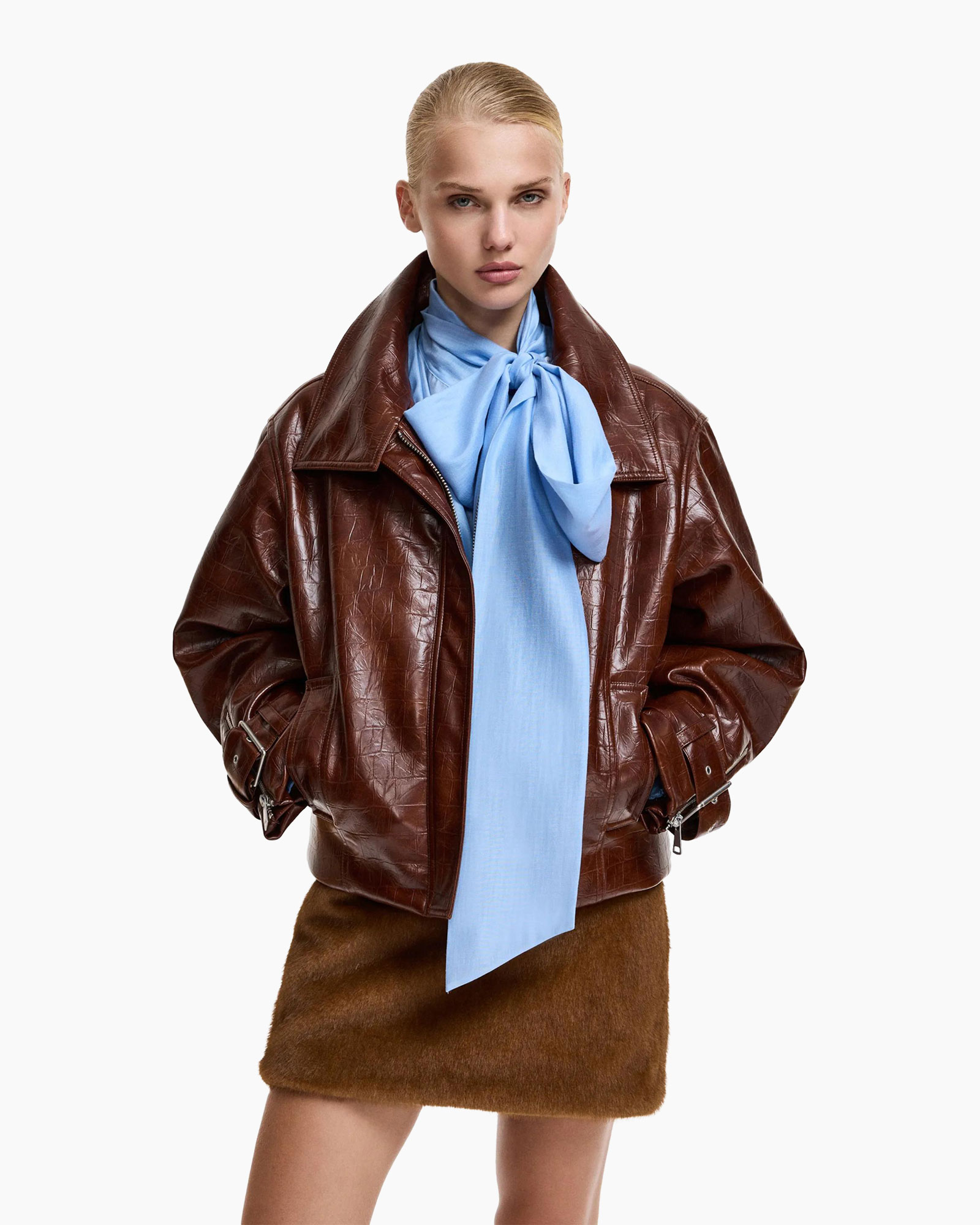 bruine leren jas, puffer jas, lichtblauwe sjaal, knie-lengte rok, buitenkleding accessoire