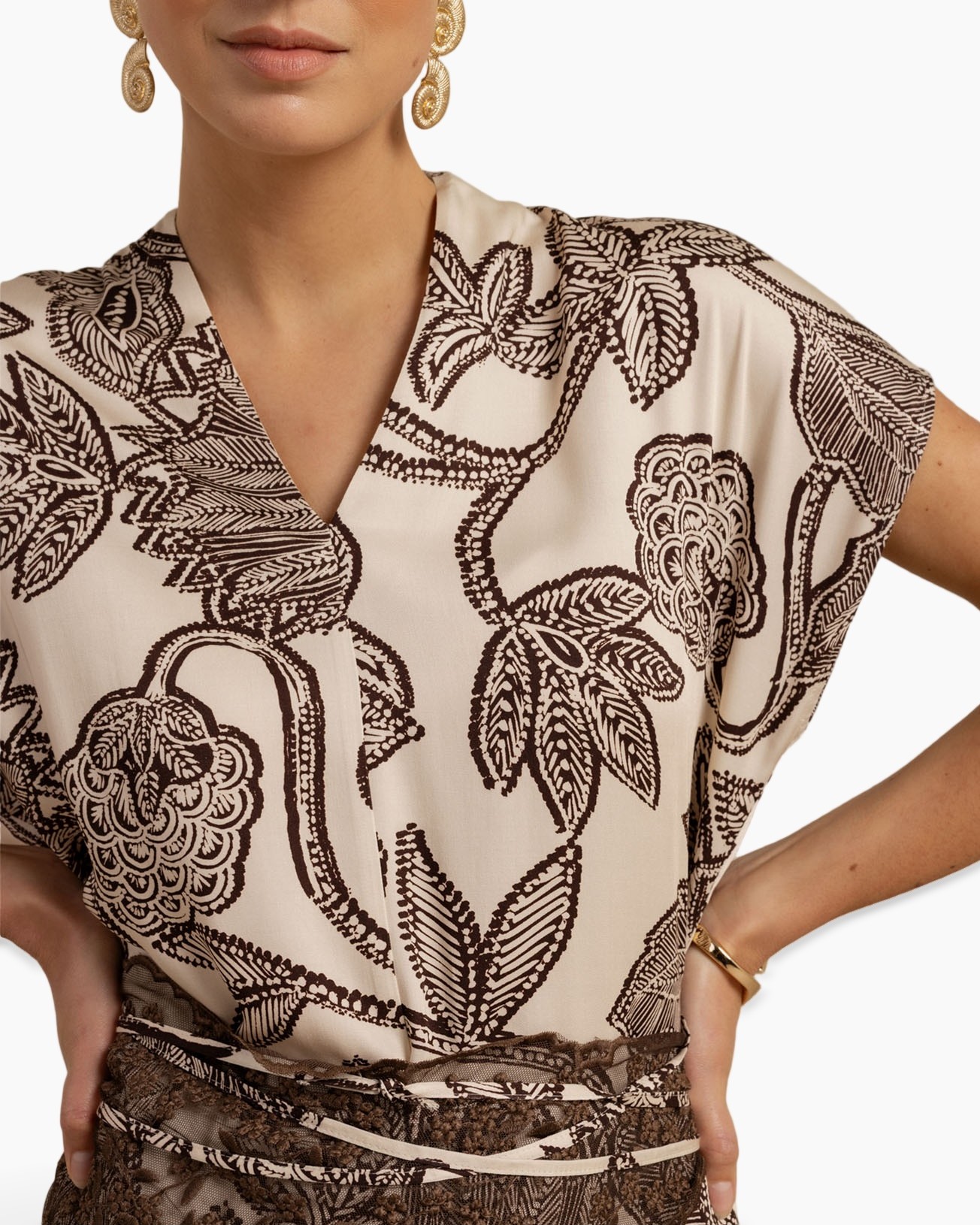 blouse, mouwloze?, korte mouwen, v-hals, bloemenprint, beige kleur