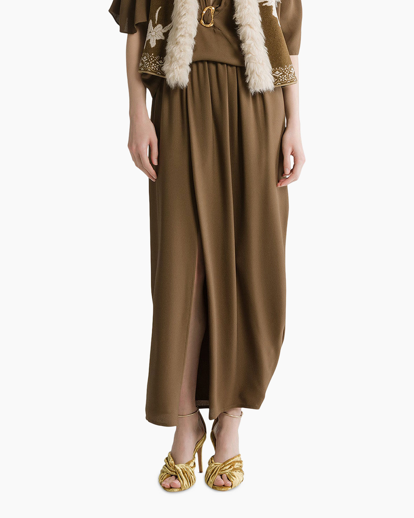 bruine rok, wijd uitlopende, split, enkellengte, gouden sandalen