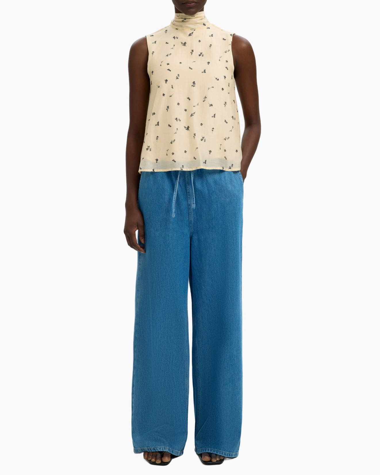 top zonder mouwen, halsbroek, crème bloemendesign, middels zware stof, wijd-omslage broek