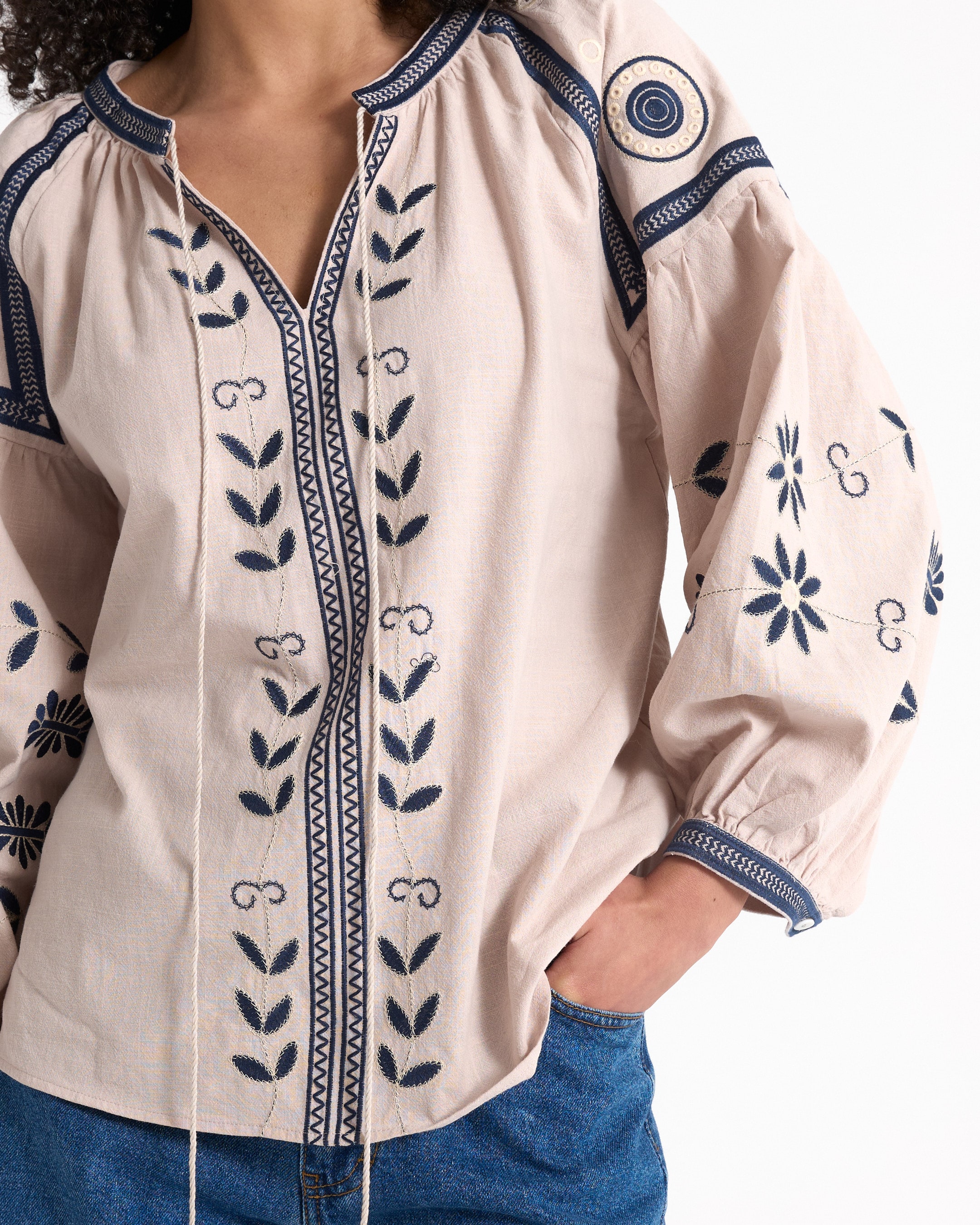 blouse met versieringen, poeder blouse, geborduurd patroon, lange mouw, tassels met trekkoord