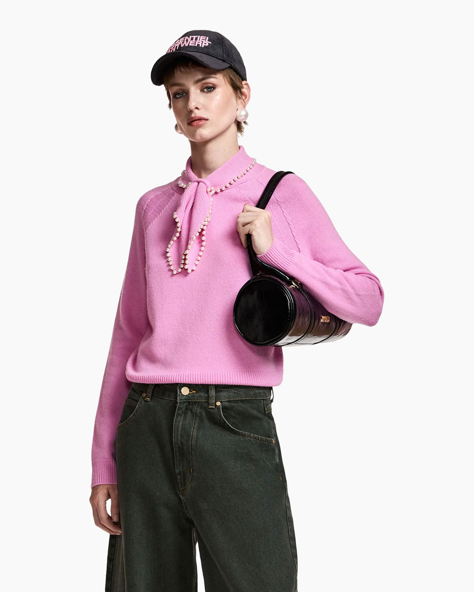 roze trui, brei top, parels sjaal, baseballpet, zwarte handtas