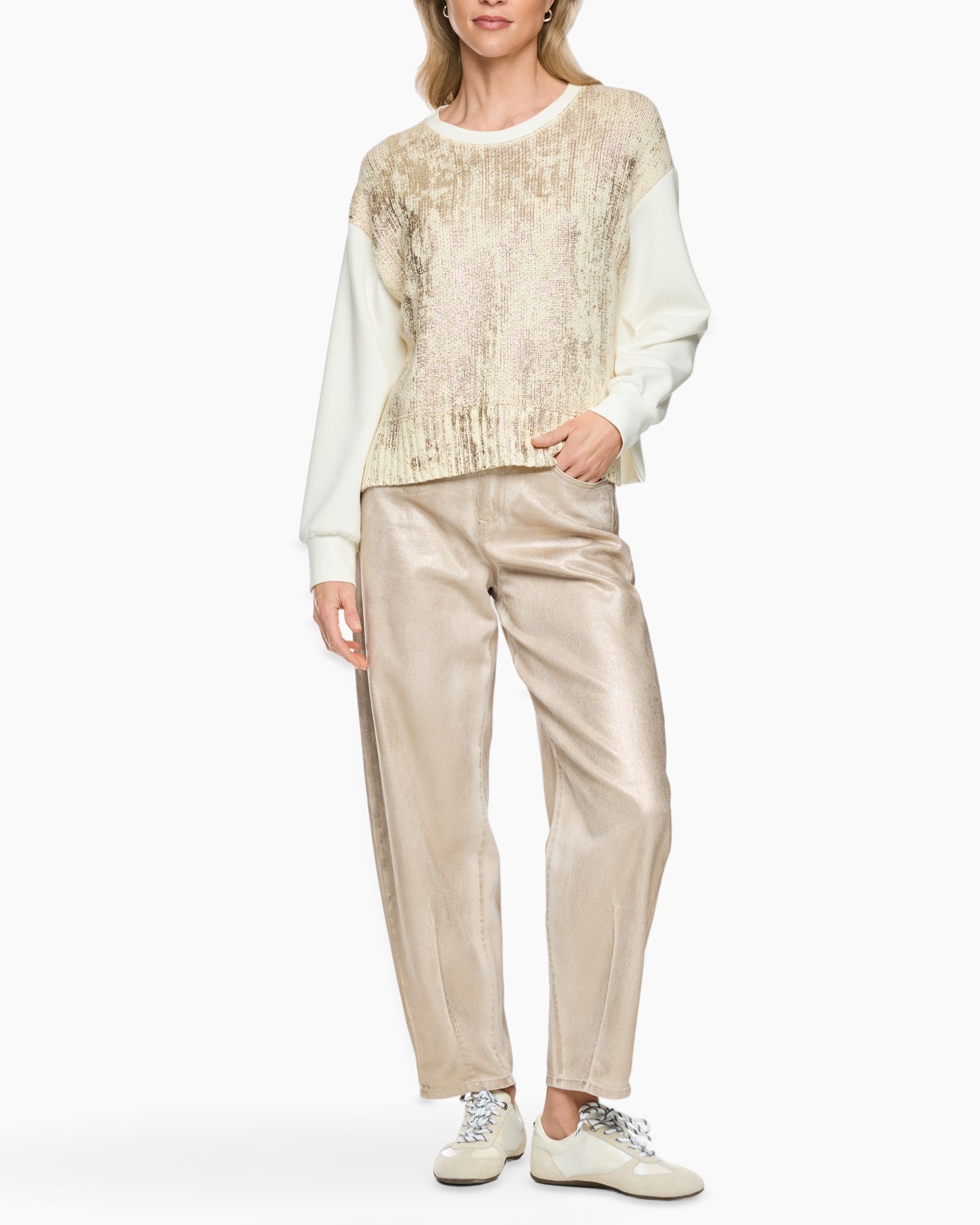 top, trui, beige, zijden-broek, sneakers