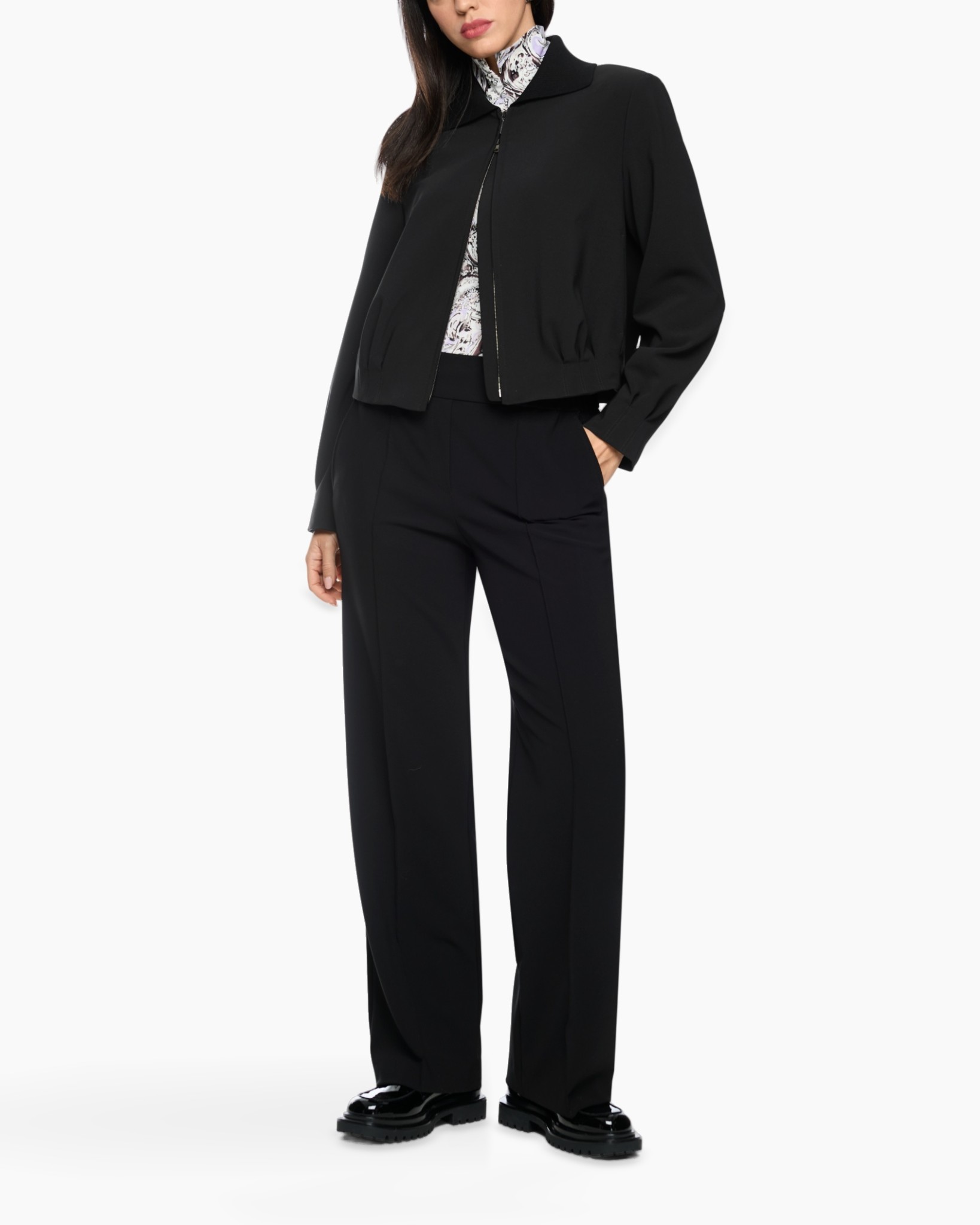 zwart jasje, bomberjasje, lange broek, broekpak, glijders/schoenen