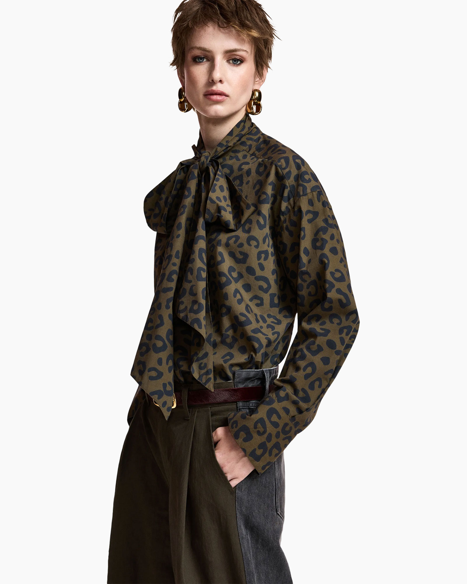leopardenprint, blouse, lange mouwen, knoopsluiting halssnoer, olijfgroen