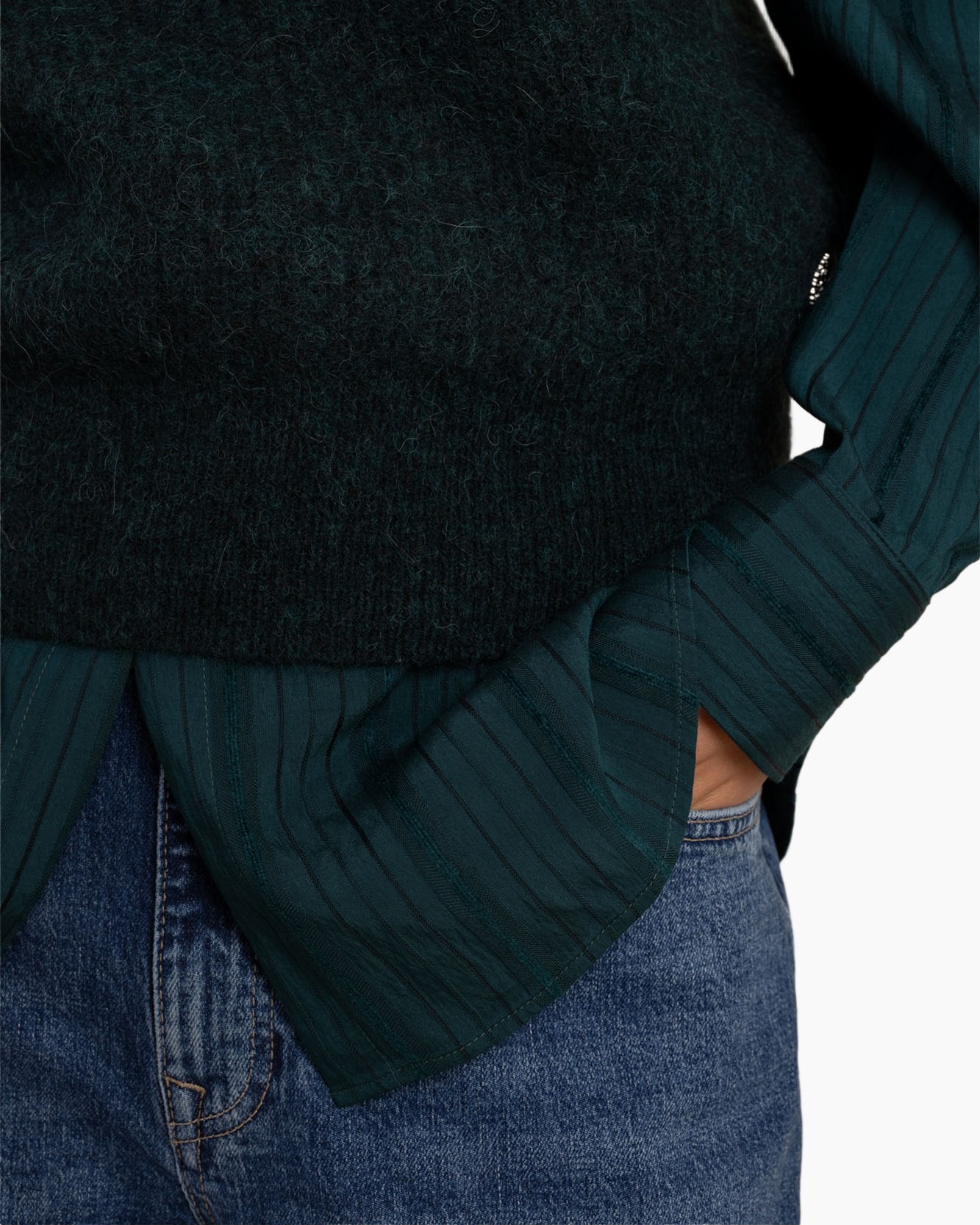 donkere vest, gebreide trui, groene gestreepte blouse, denim spijkerbroek, zijzak