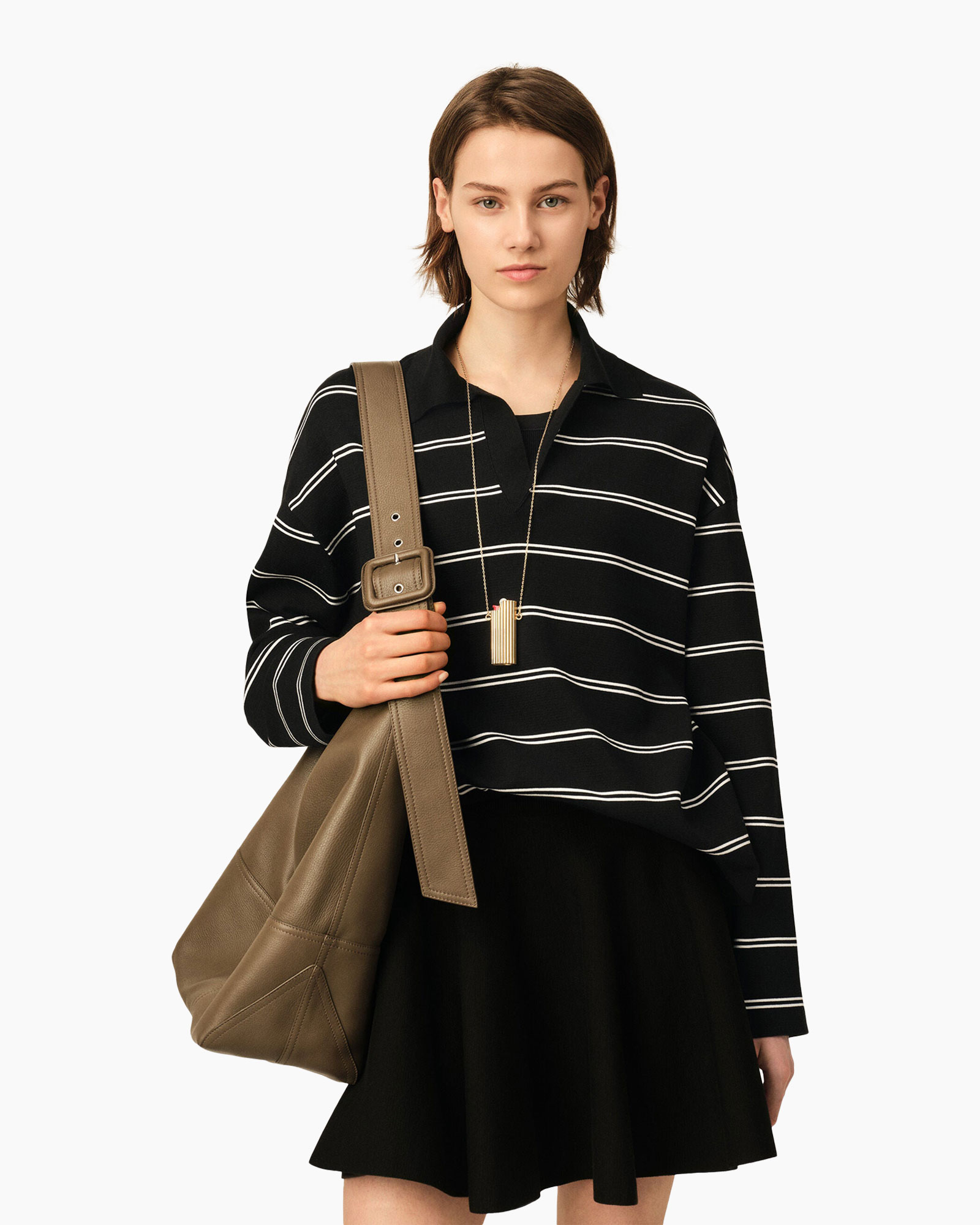 streeppatroon trui, lange mouwen, zwart top, schoudertas, ketting