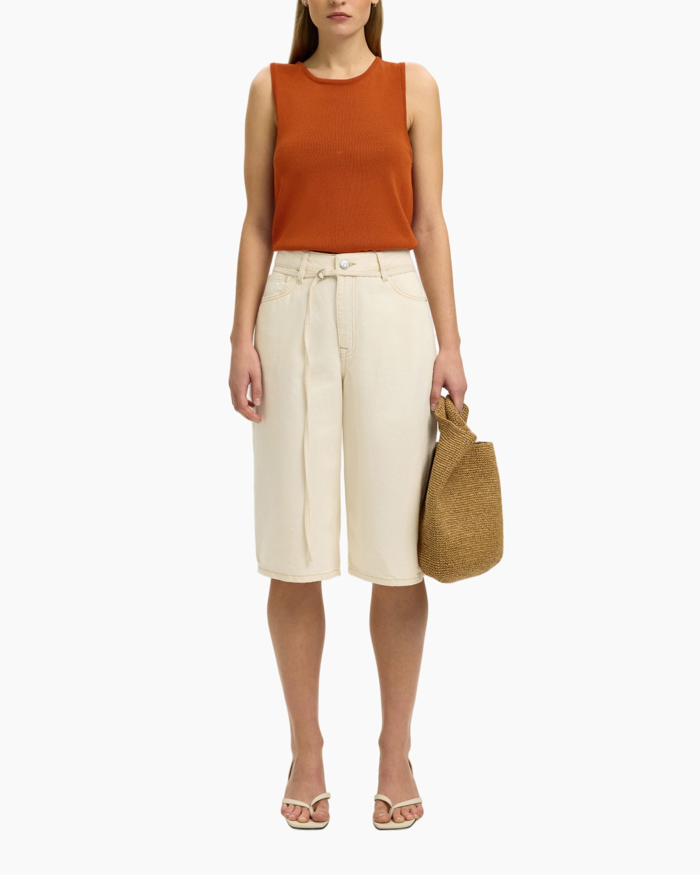 top, zonder mouwen, oranje, tanktop, korte broek, beige, stroen tas, sandalen