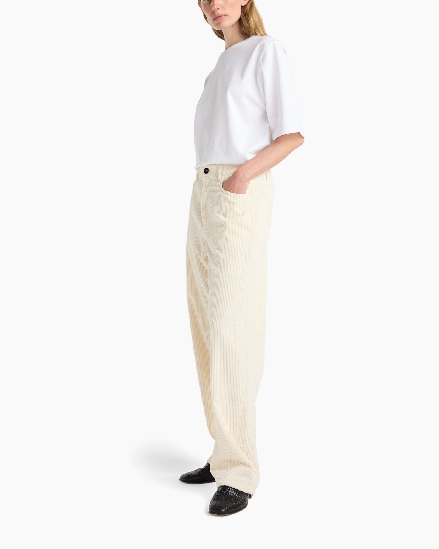 t-shirt, wit, lose top, corduroy pants, beige pants