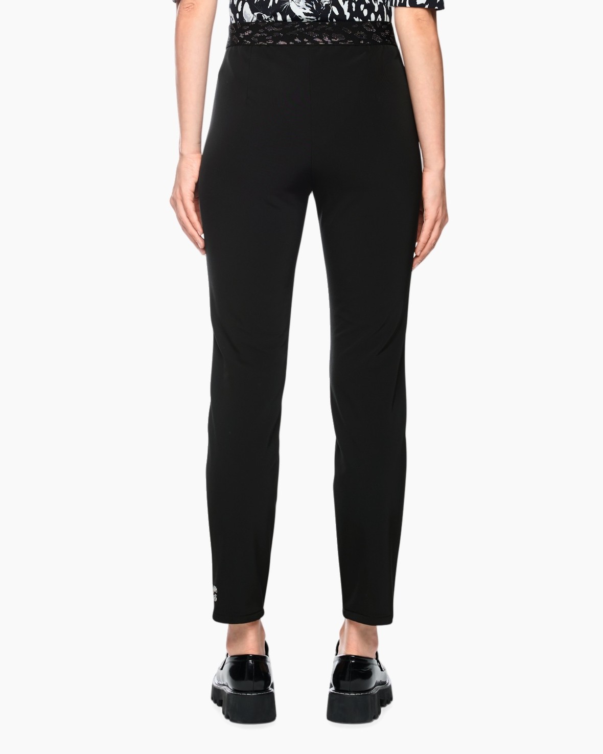 zwarte broek, slim-fit, enkellengte, platte loafers, damesbroek