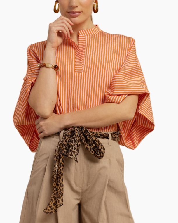 oranje gestreepte top, hals met kraag, korte mouwen, kimono mouw, oranje broek