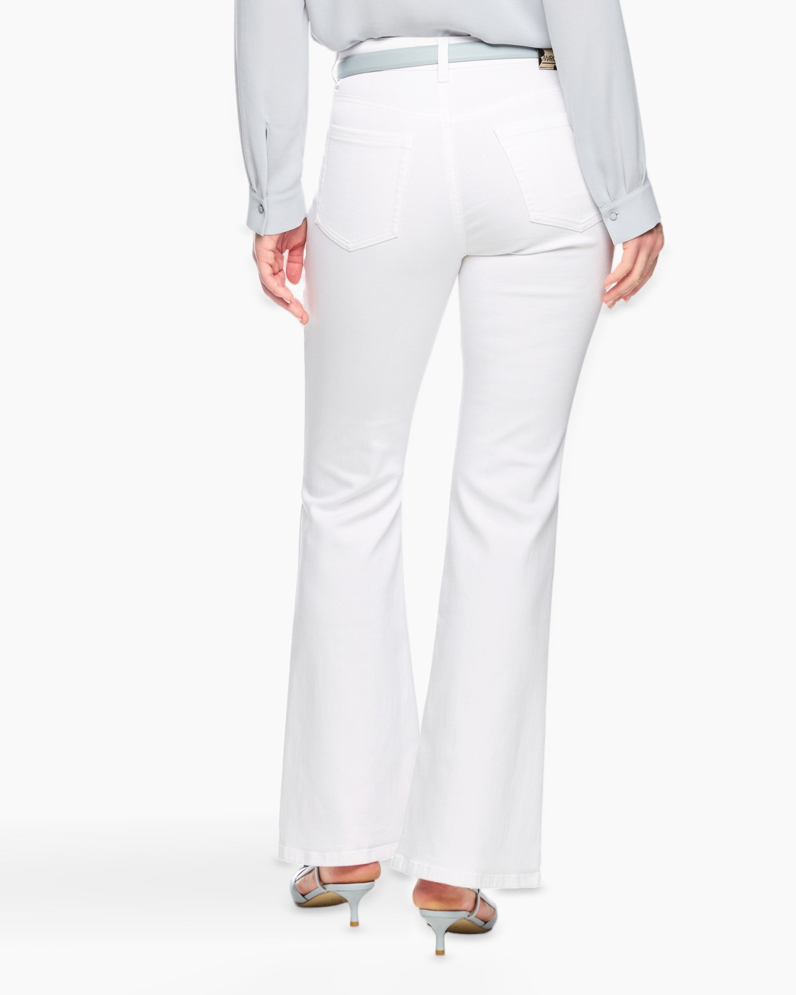 witte broek, flare jeans, riem, lichtblauwe schoenen, hoge hakken