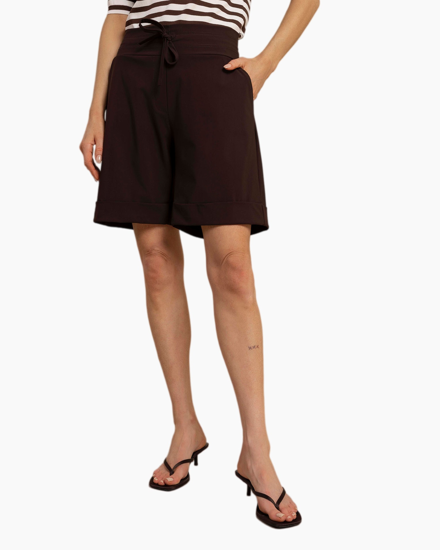 broek shorts, midden-lang, touwsluiting, burgundy, sandaaltjes